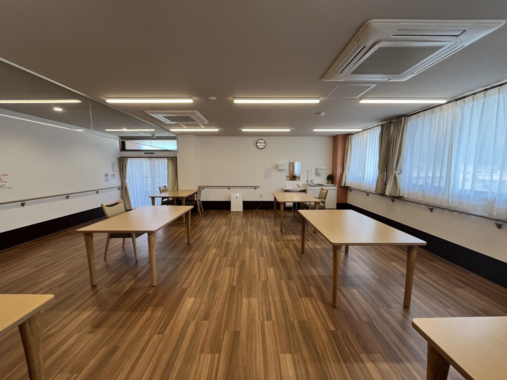 広い窓のある部屋