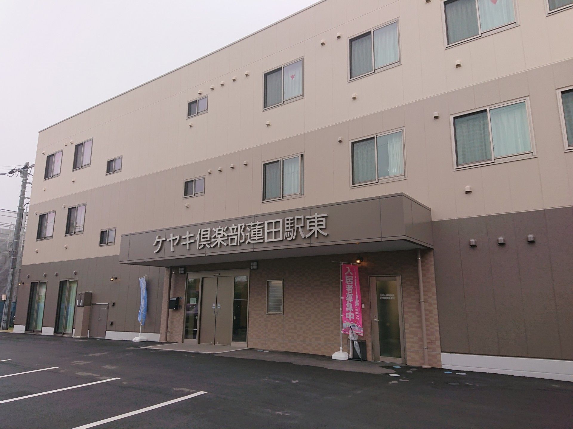 ゆったりとした建物正面