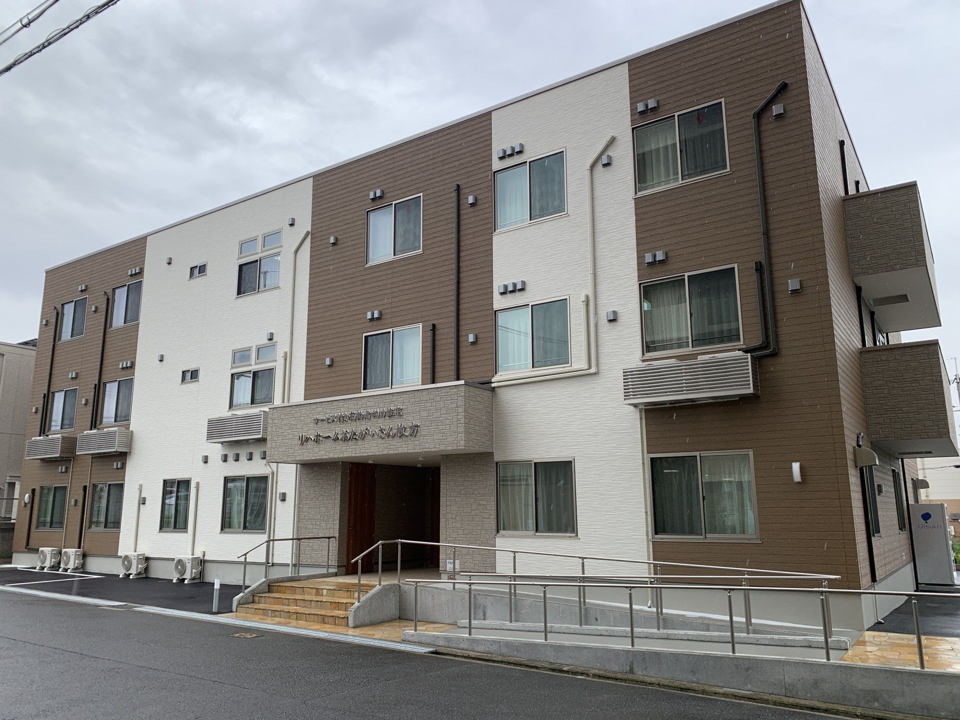 車いすの女性と2名の医療スタッフ