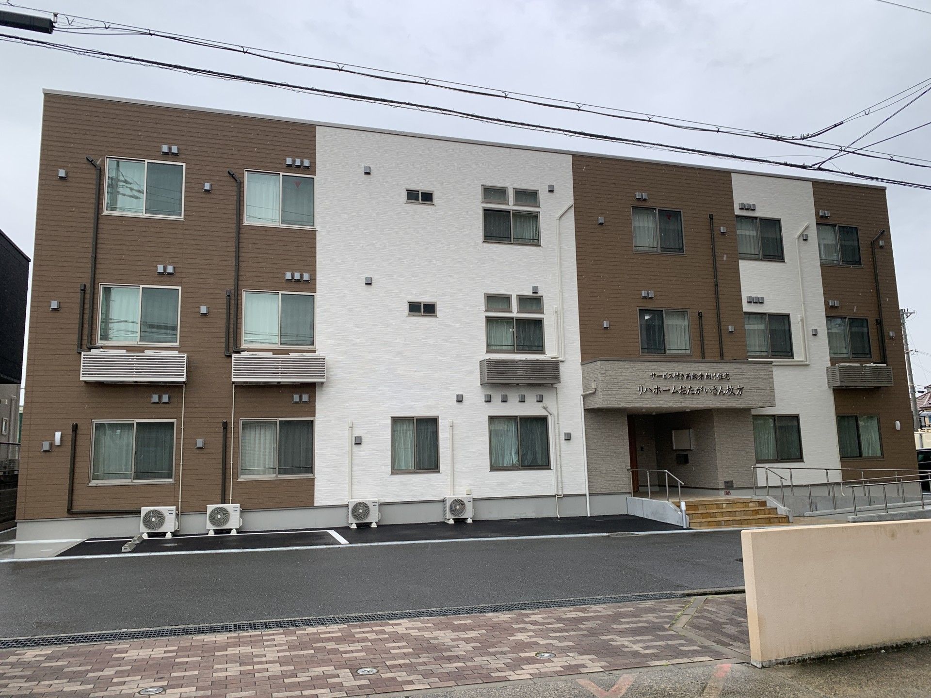 清潔感のある建物正面