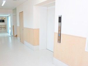 明るく清潔な廊下