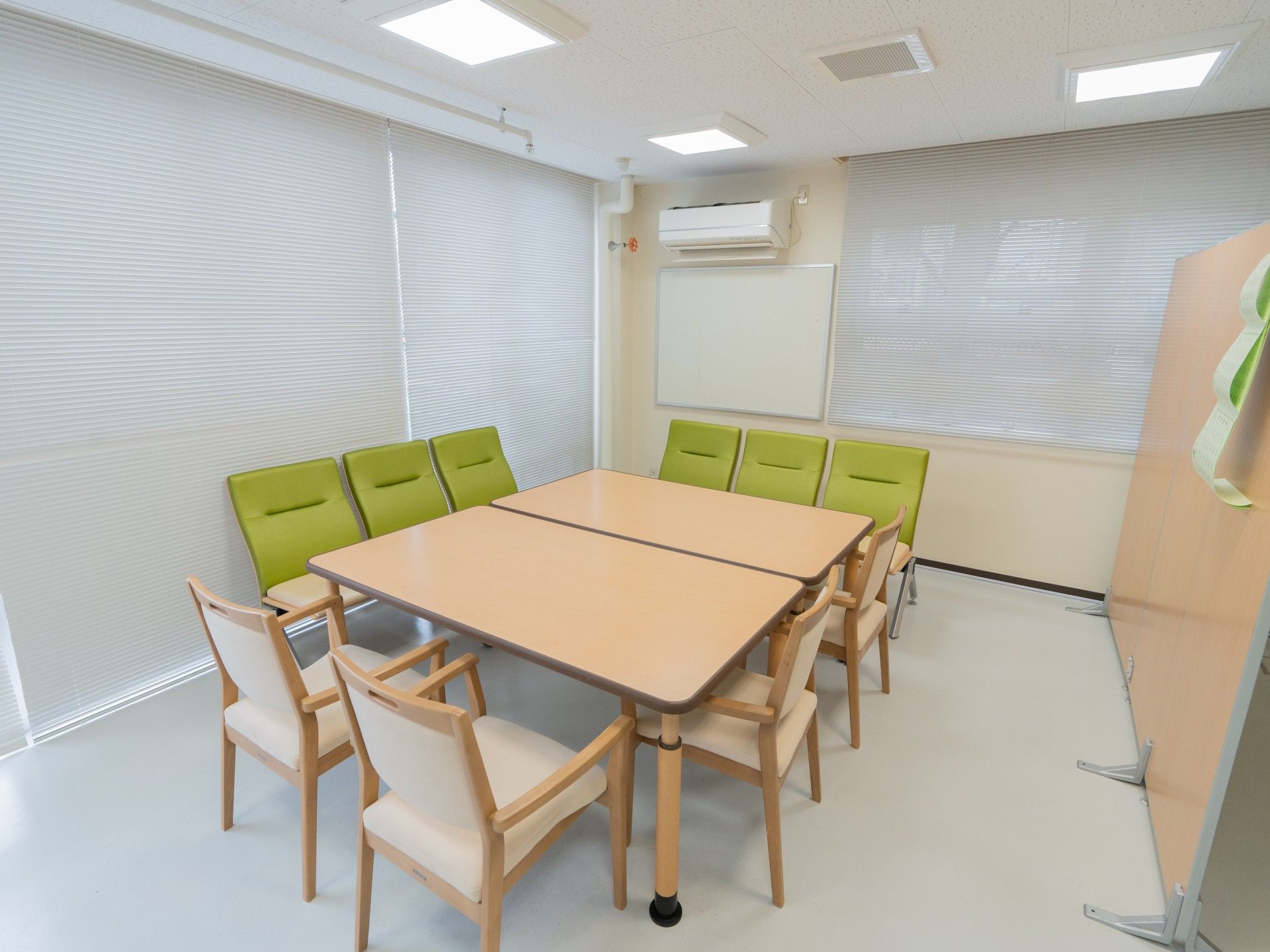 会議用テーブルと椅子