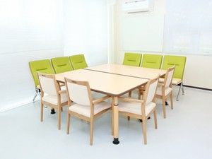 新聞を読む高齢の男性