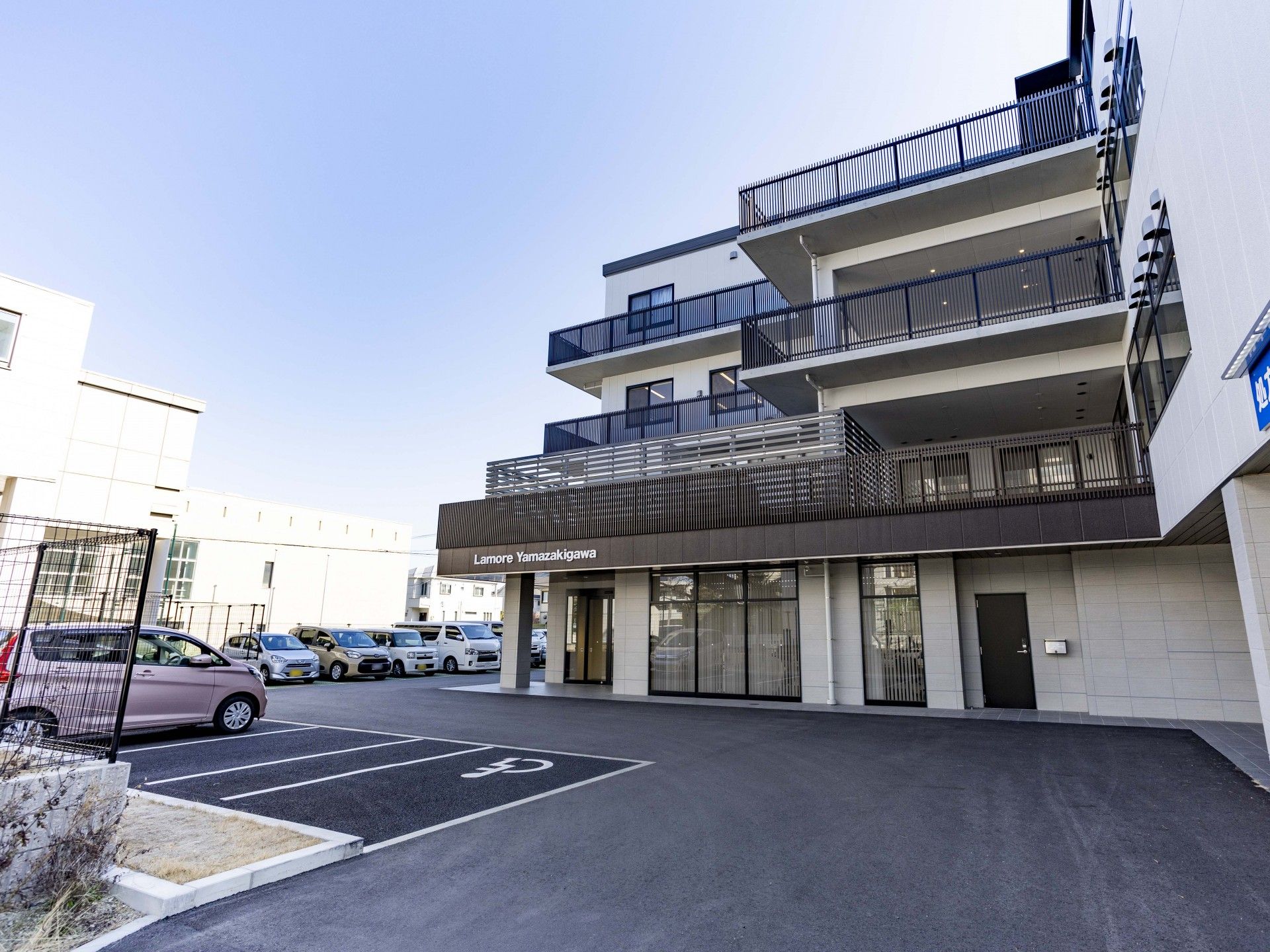 駐車場のある建物外観