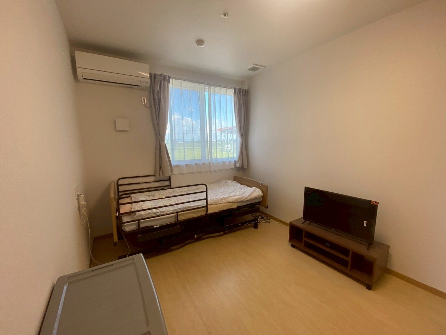 窓際のベッドとテレビ