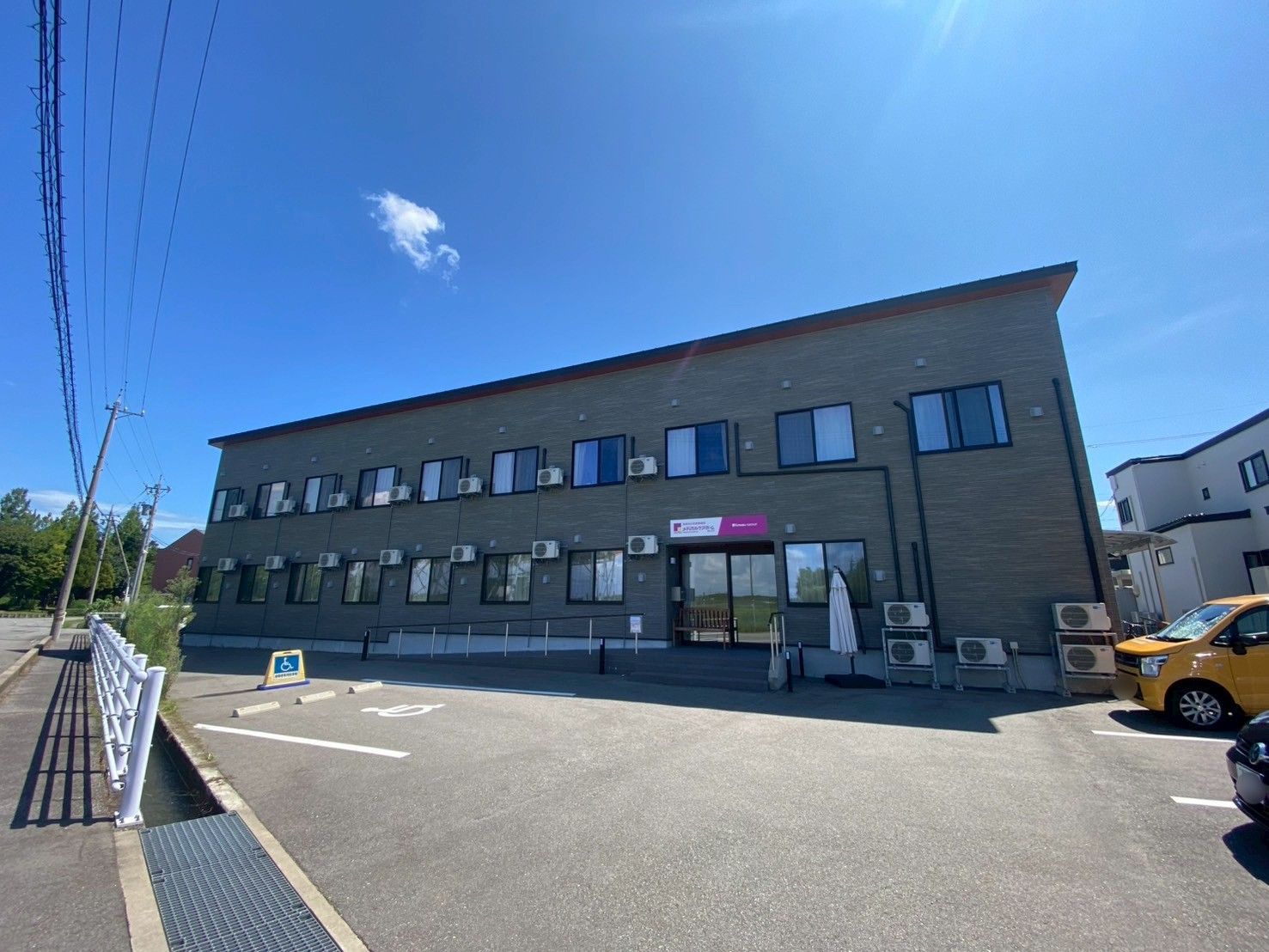 駐車場のある建物外観