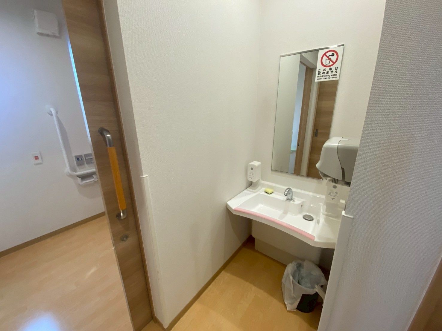 手洗い場とドア