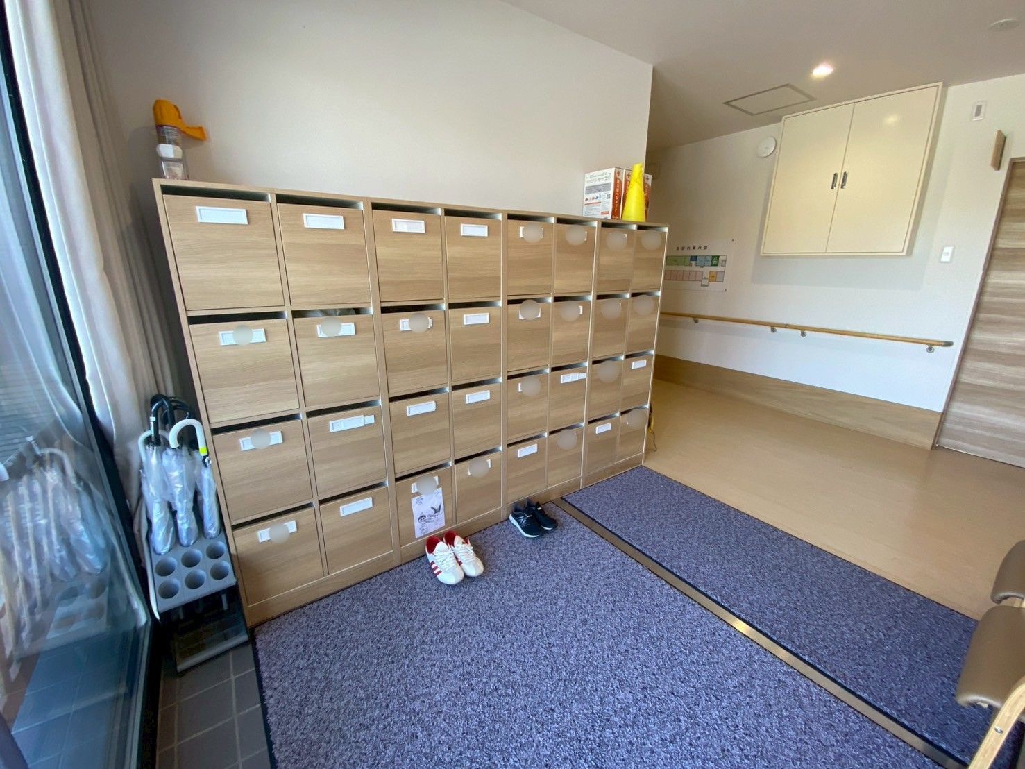 靴箱と傘立てのある玄関