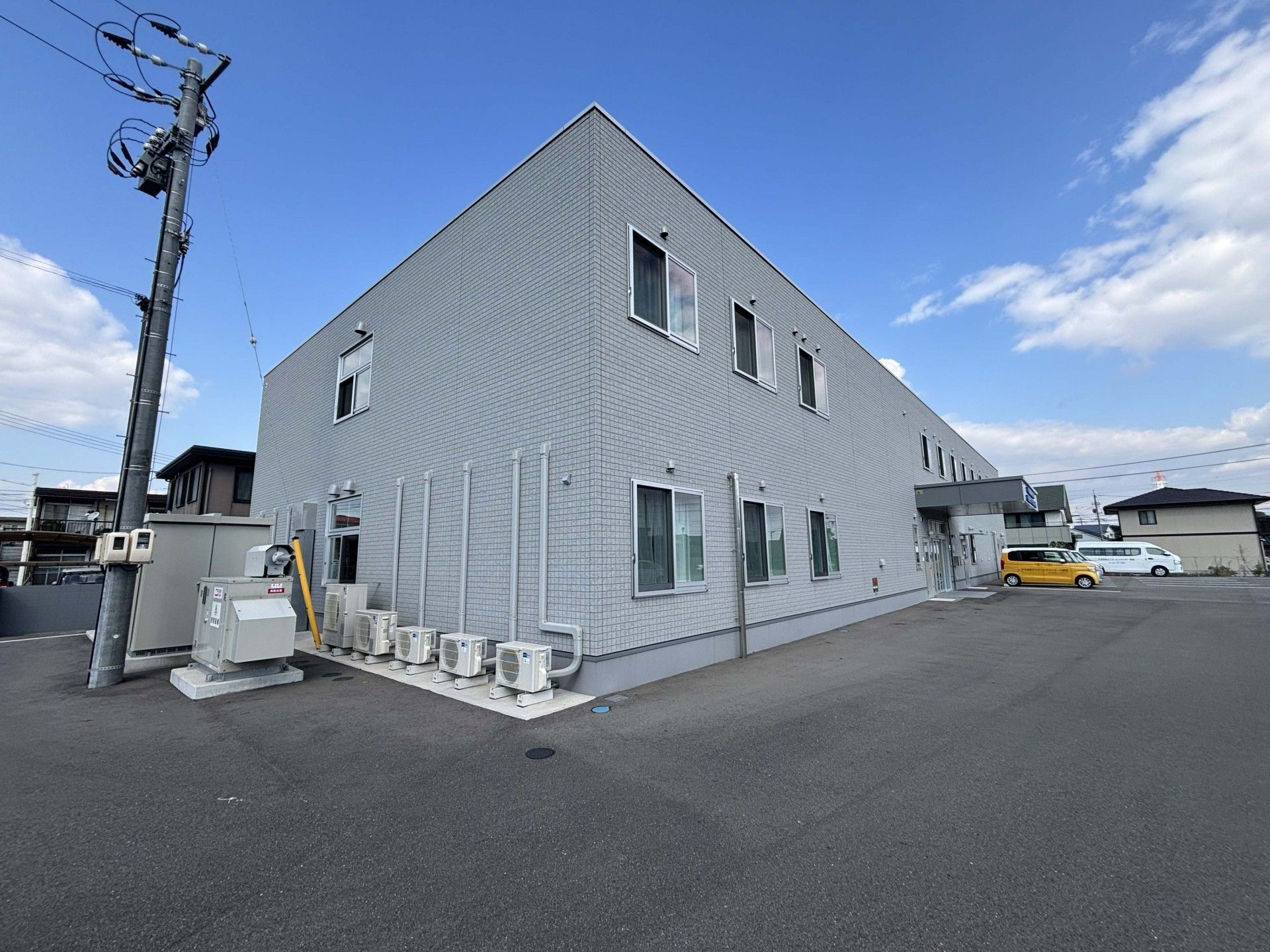 広い駐車場の建物外観