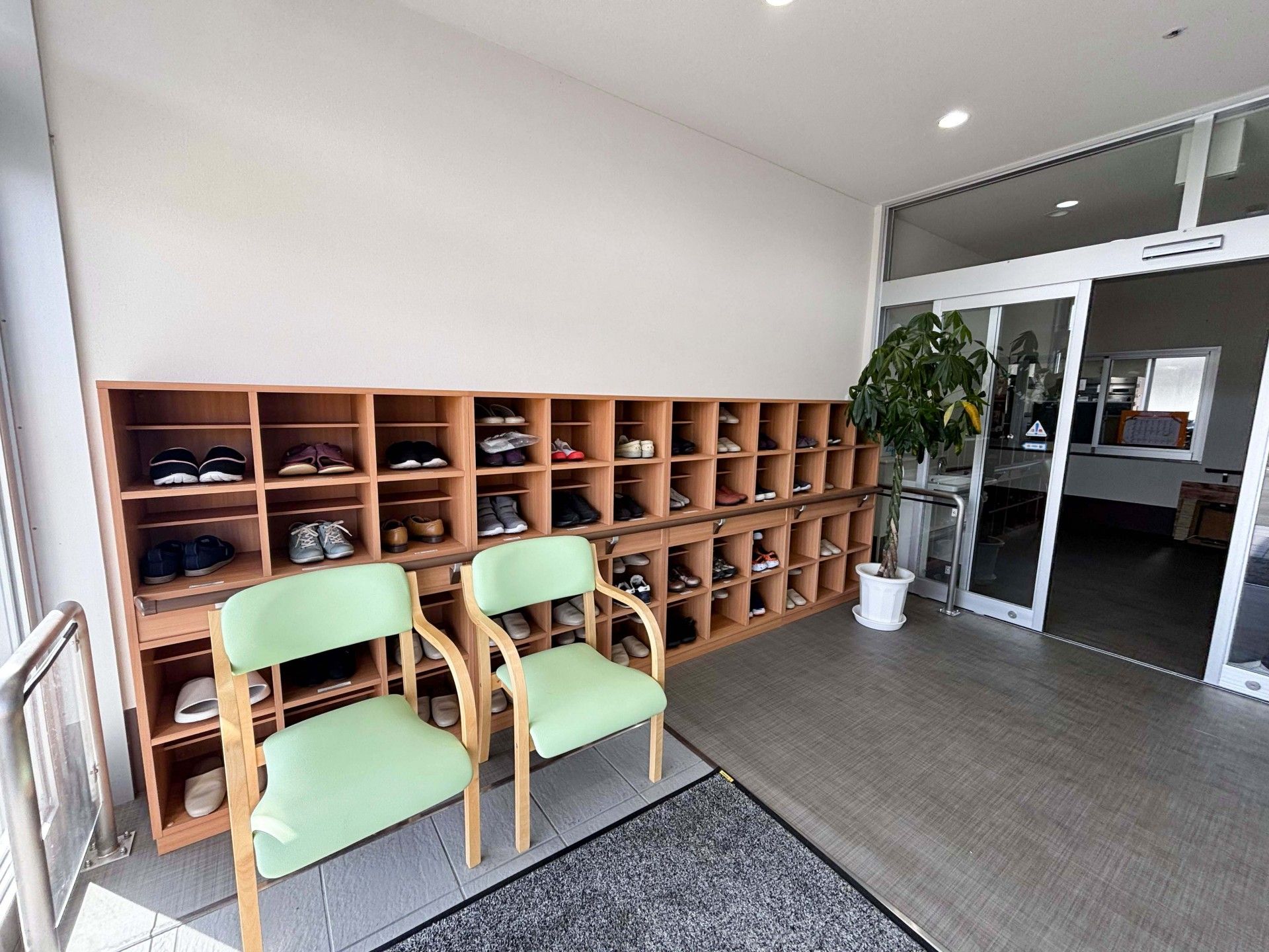 靴箱と椅子のある入口