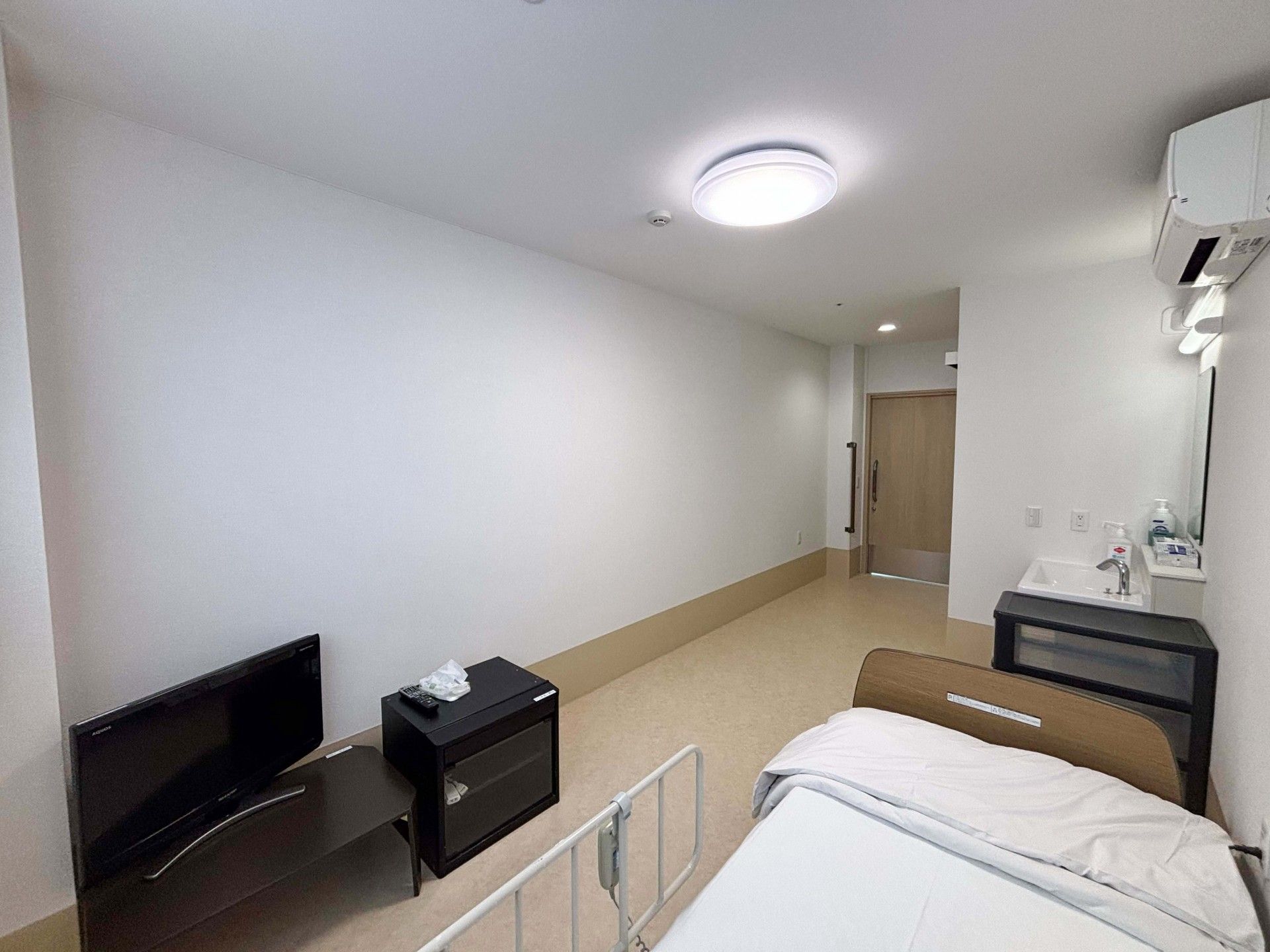 シンプルな個室の様子