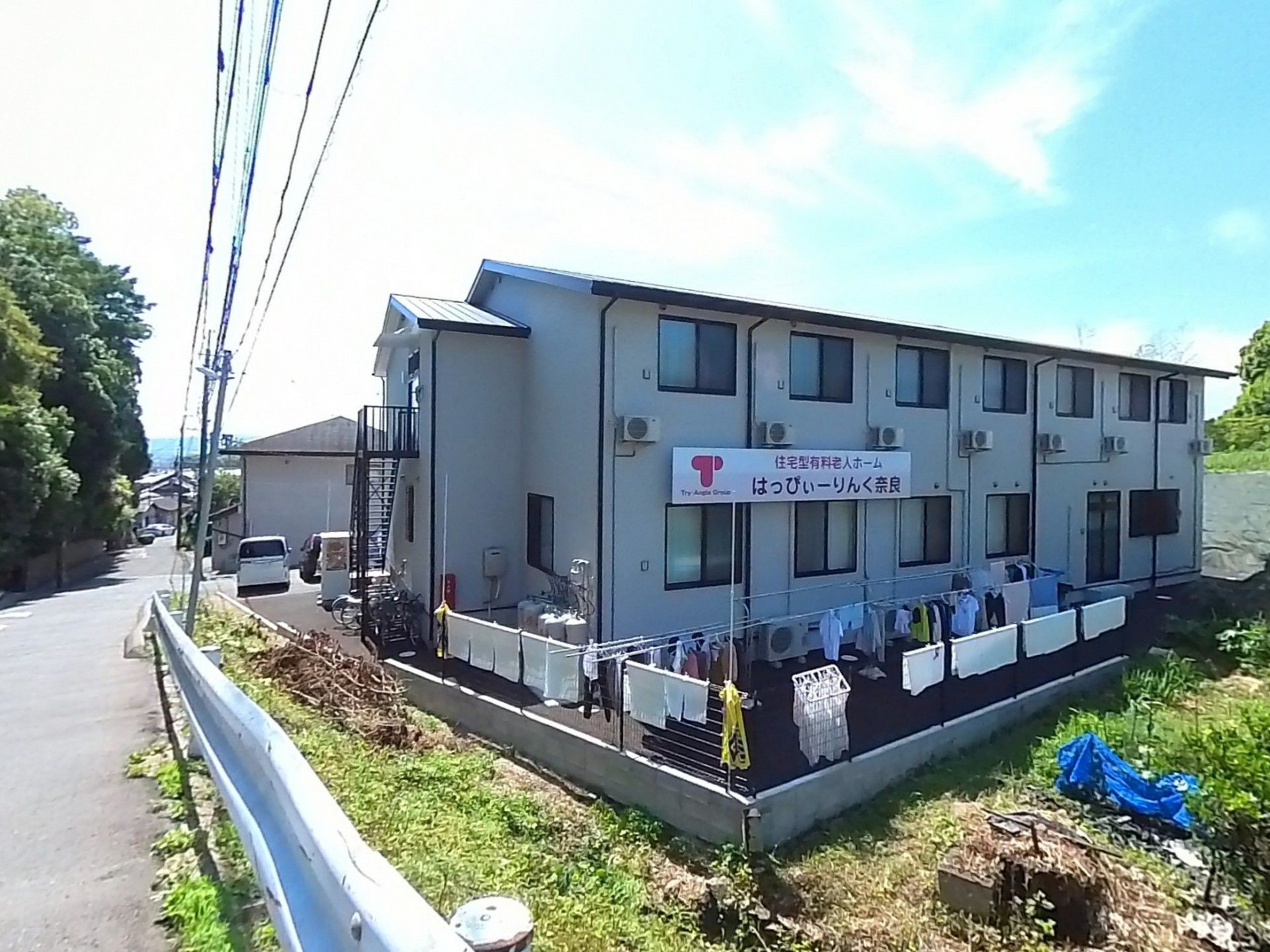 静かな住宅街の施設外観