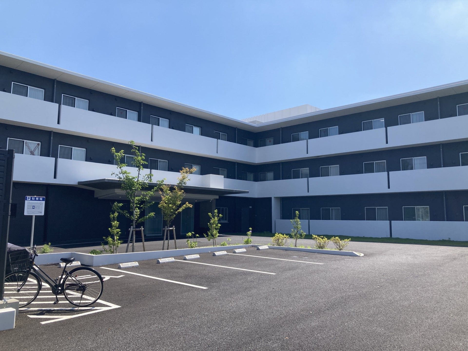広い駐車場の建物外観