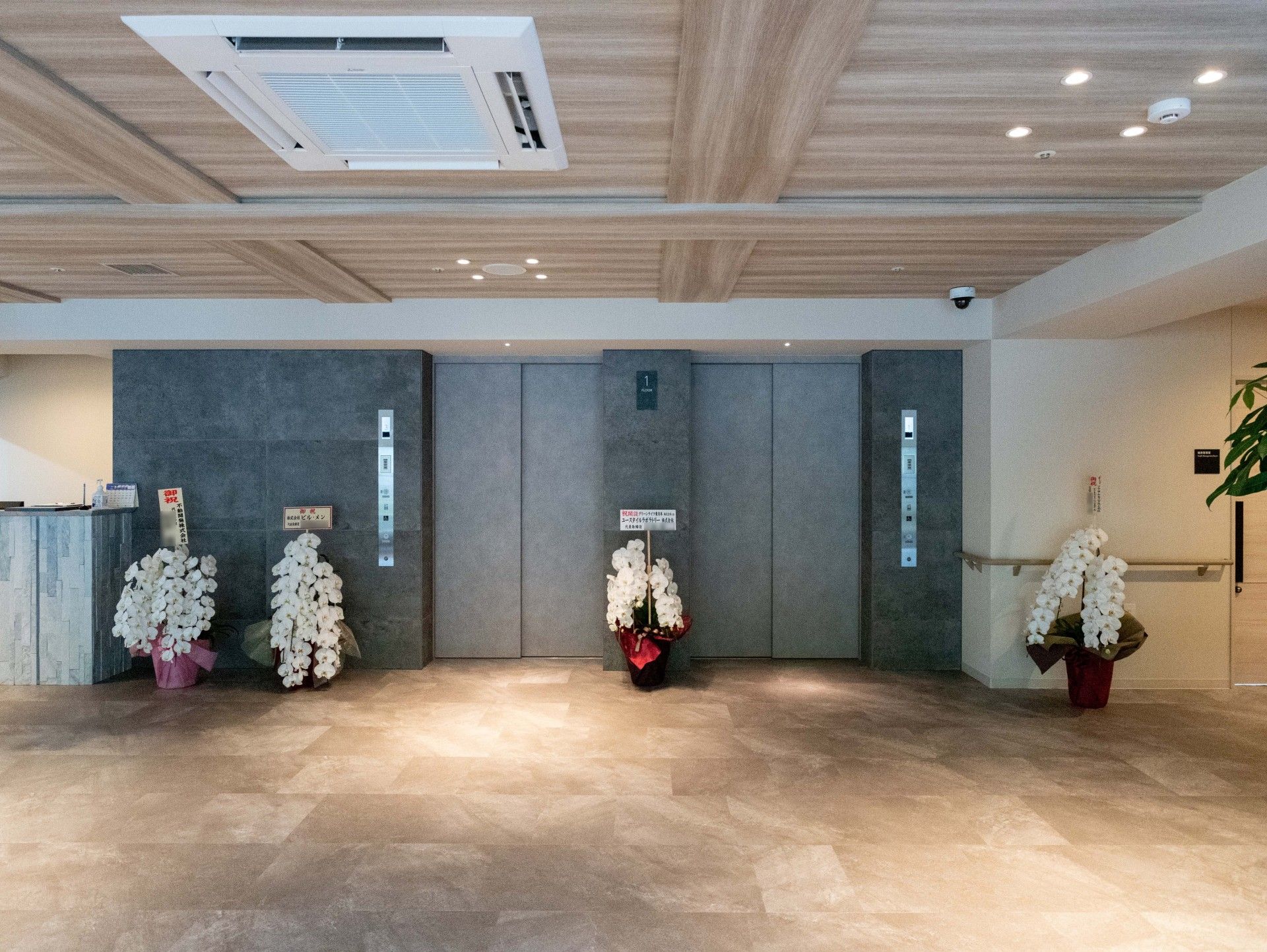 エレベーター前の清潔な空間