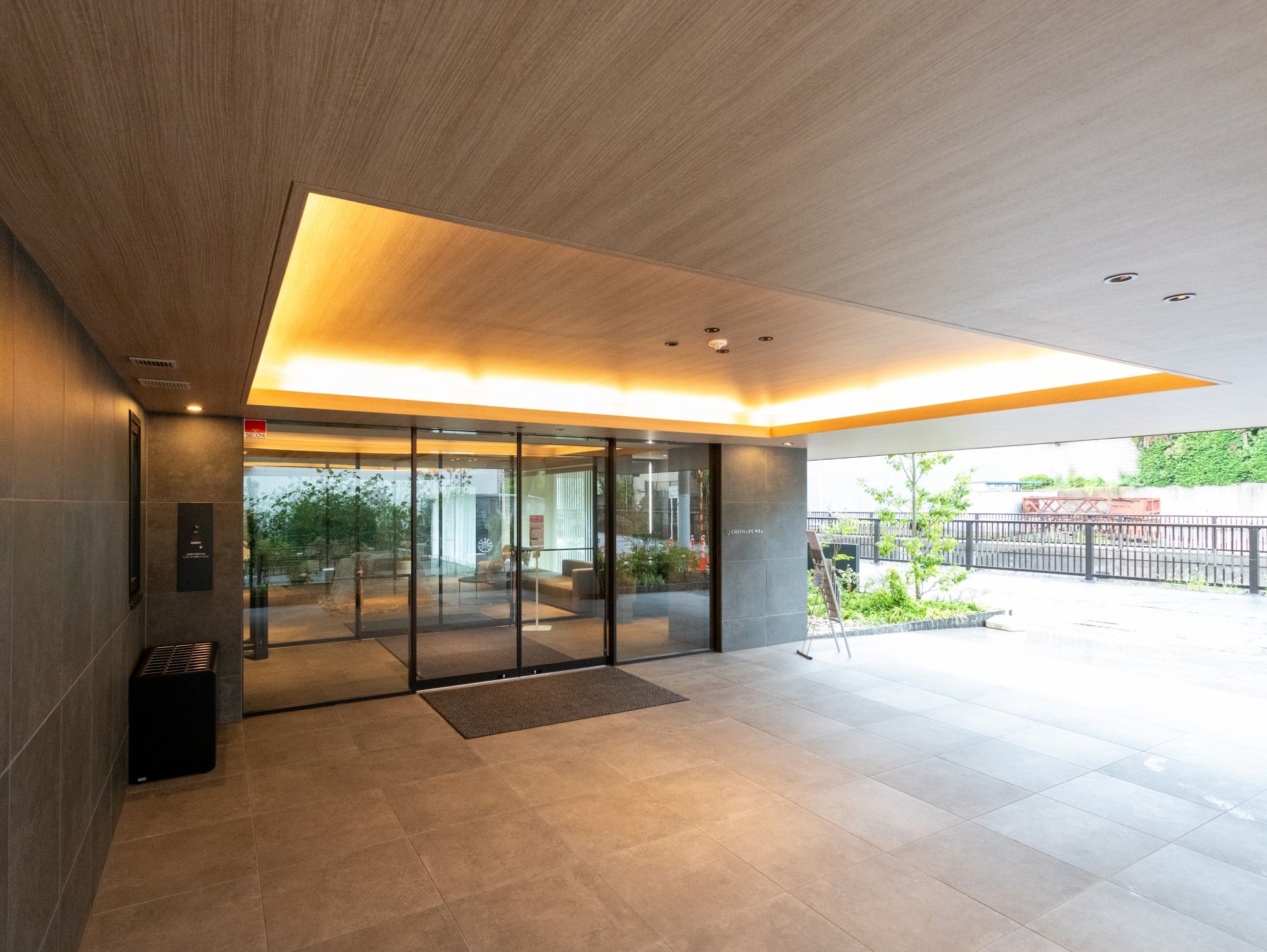 明るいエントランスホール