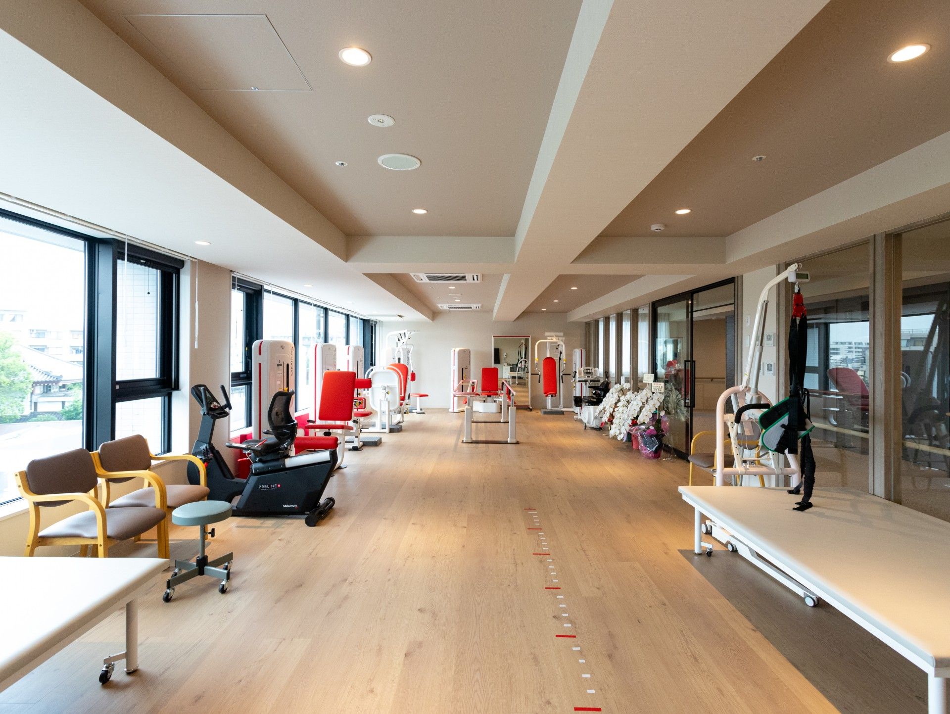 明るいリハビリテーションルーム