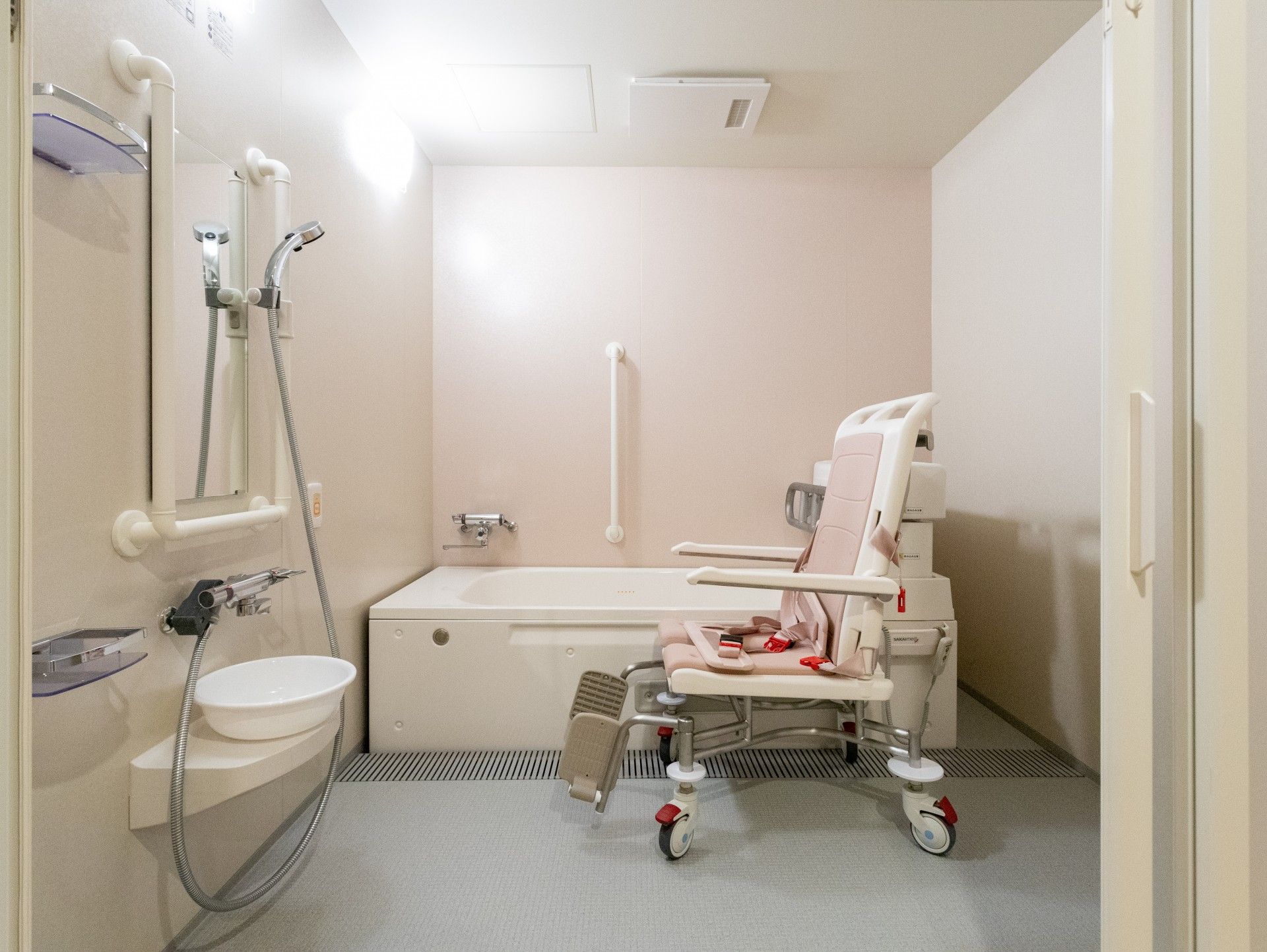 バリアフリーの浴室設備