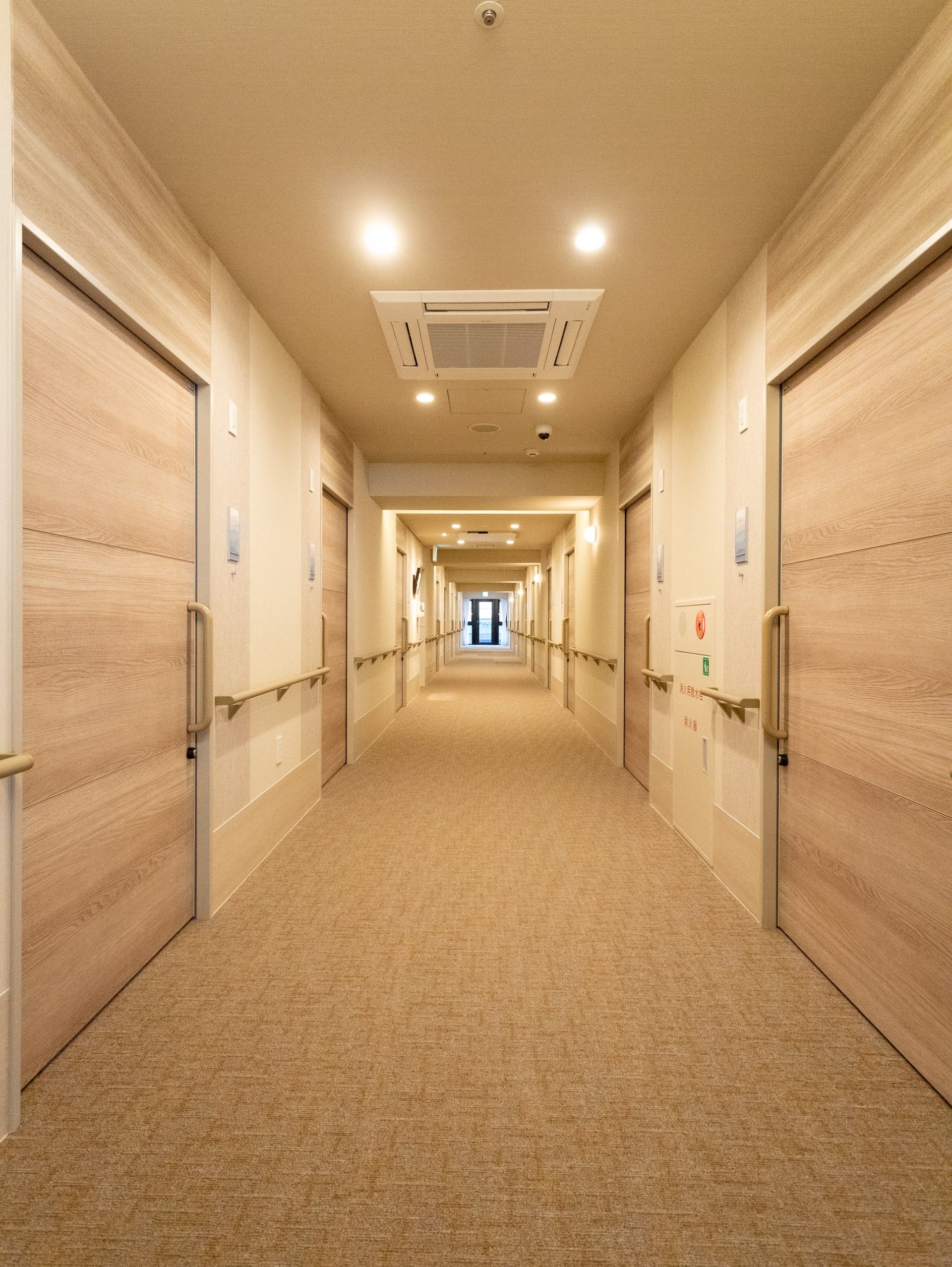 明るく広々とした廊下
