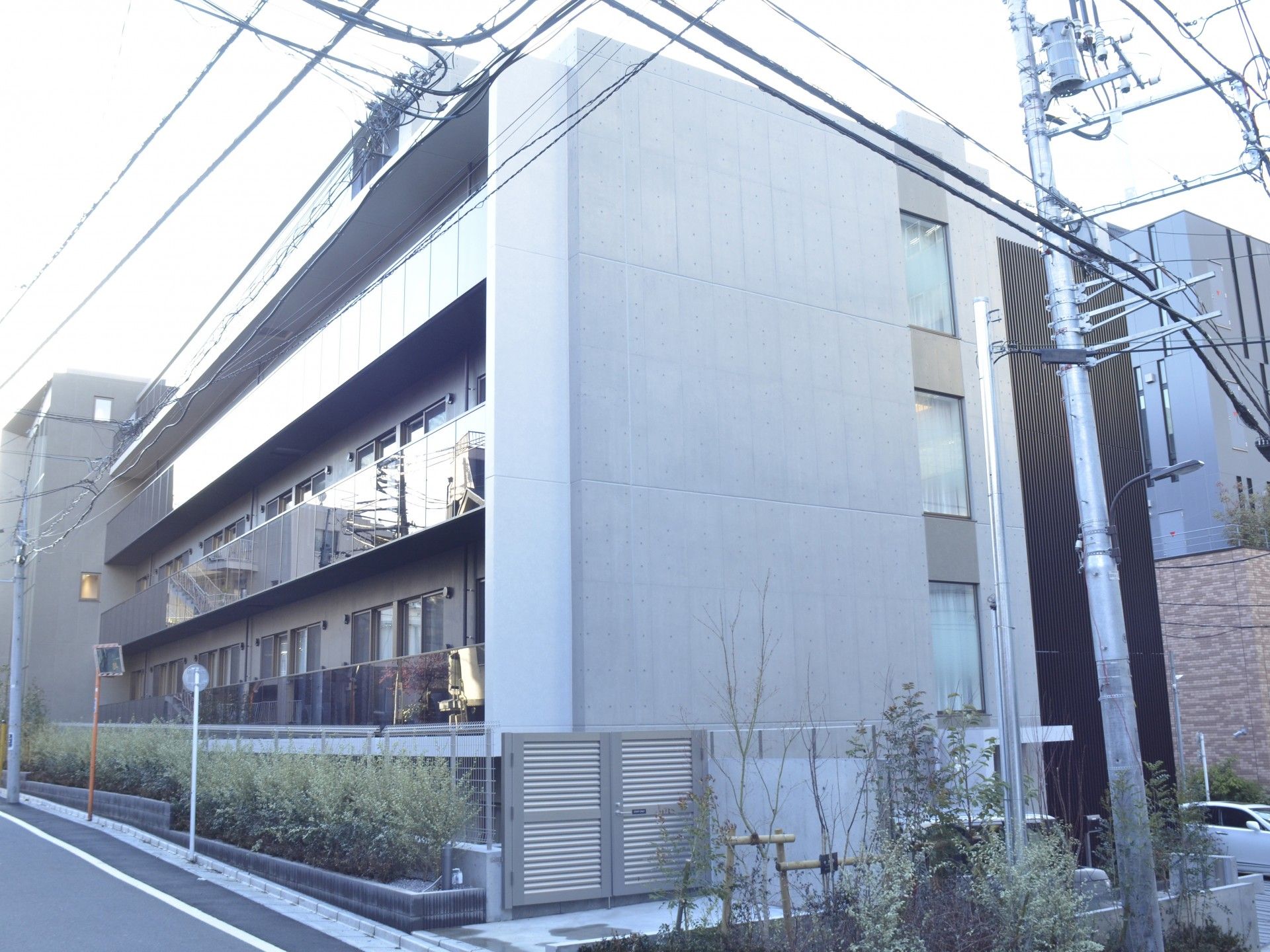 落ち着いた外観の建物