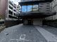 落ち着いた外観の建物のエントランス