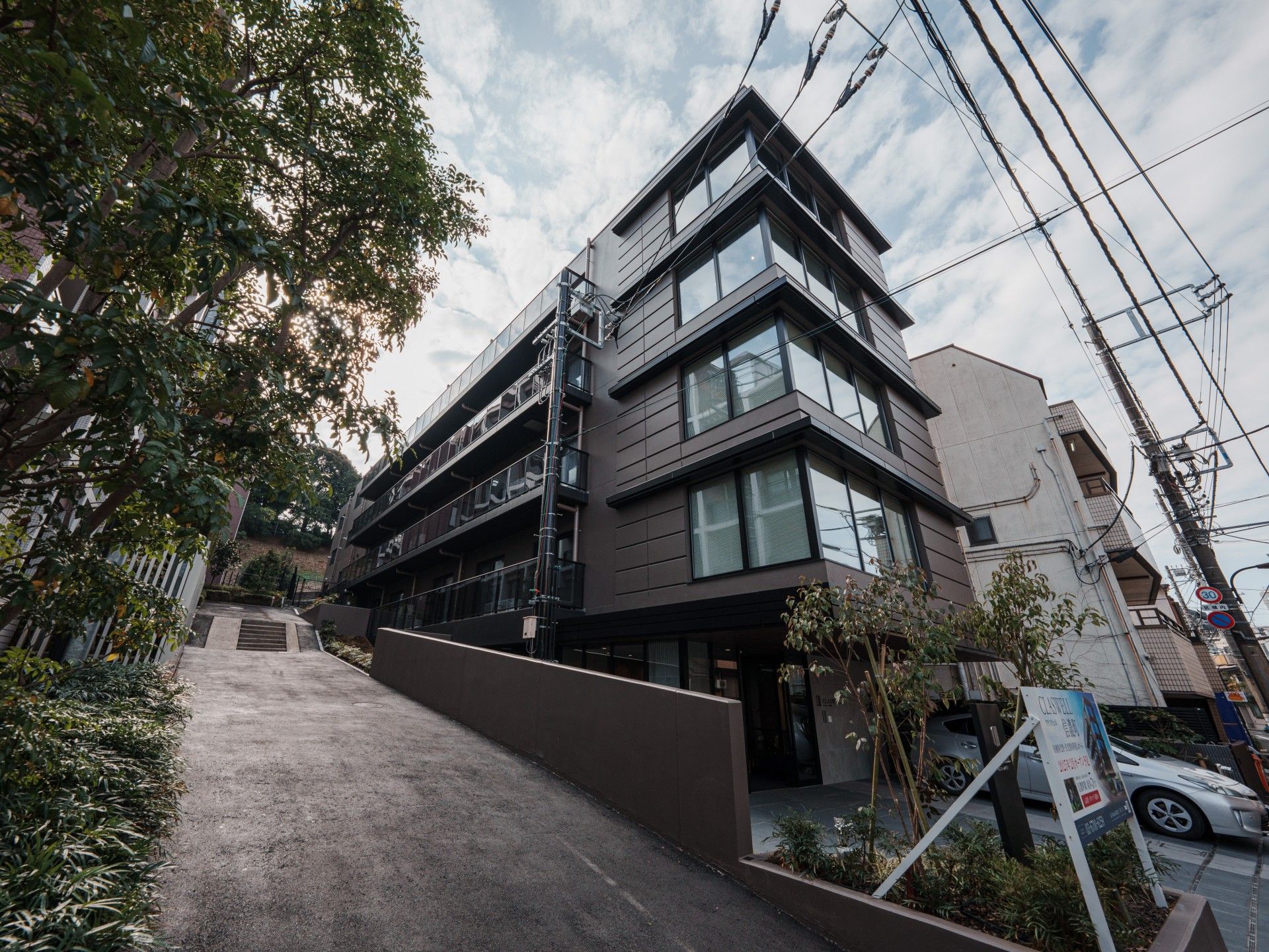緑に囲まれた建物の外観