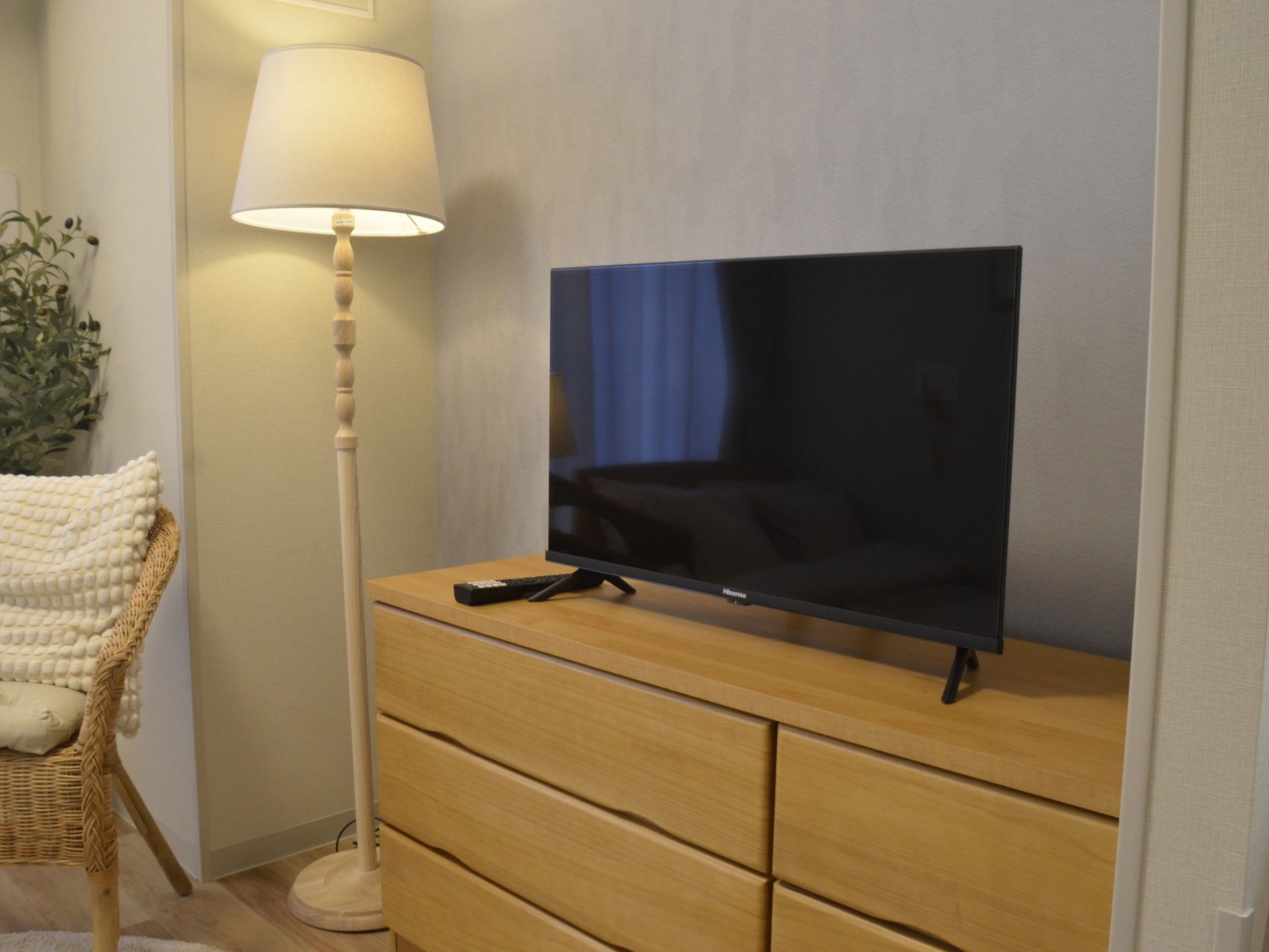 テレビとランプのある部屋