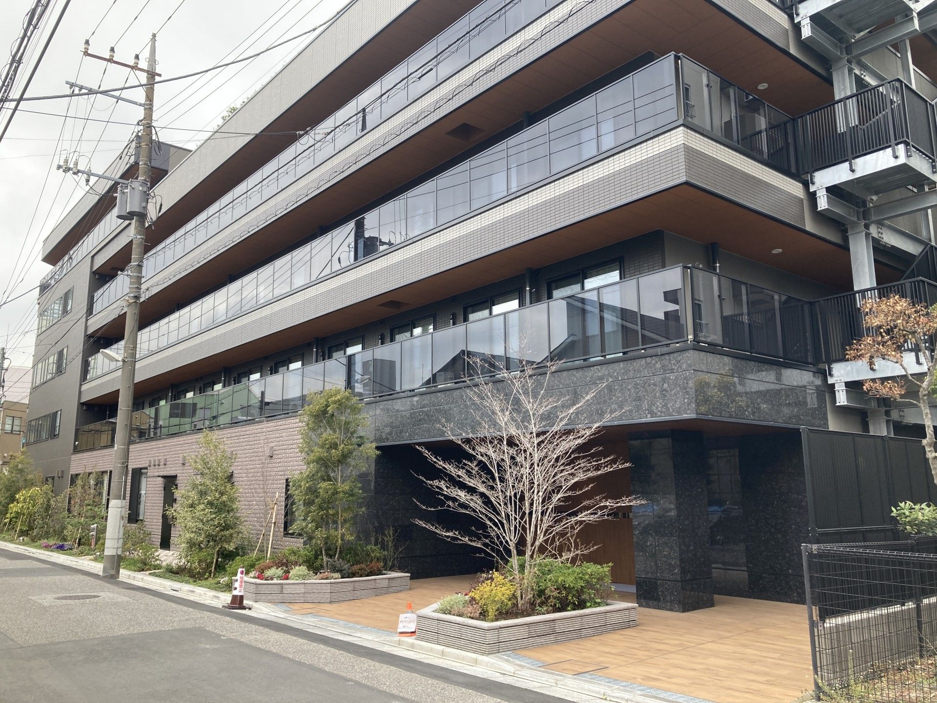 落ち着いた外観の建物
