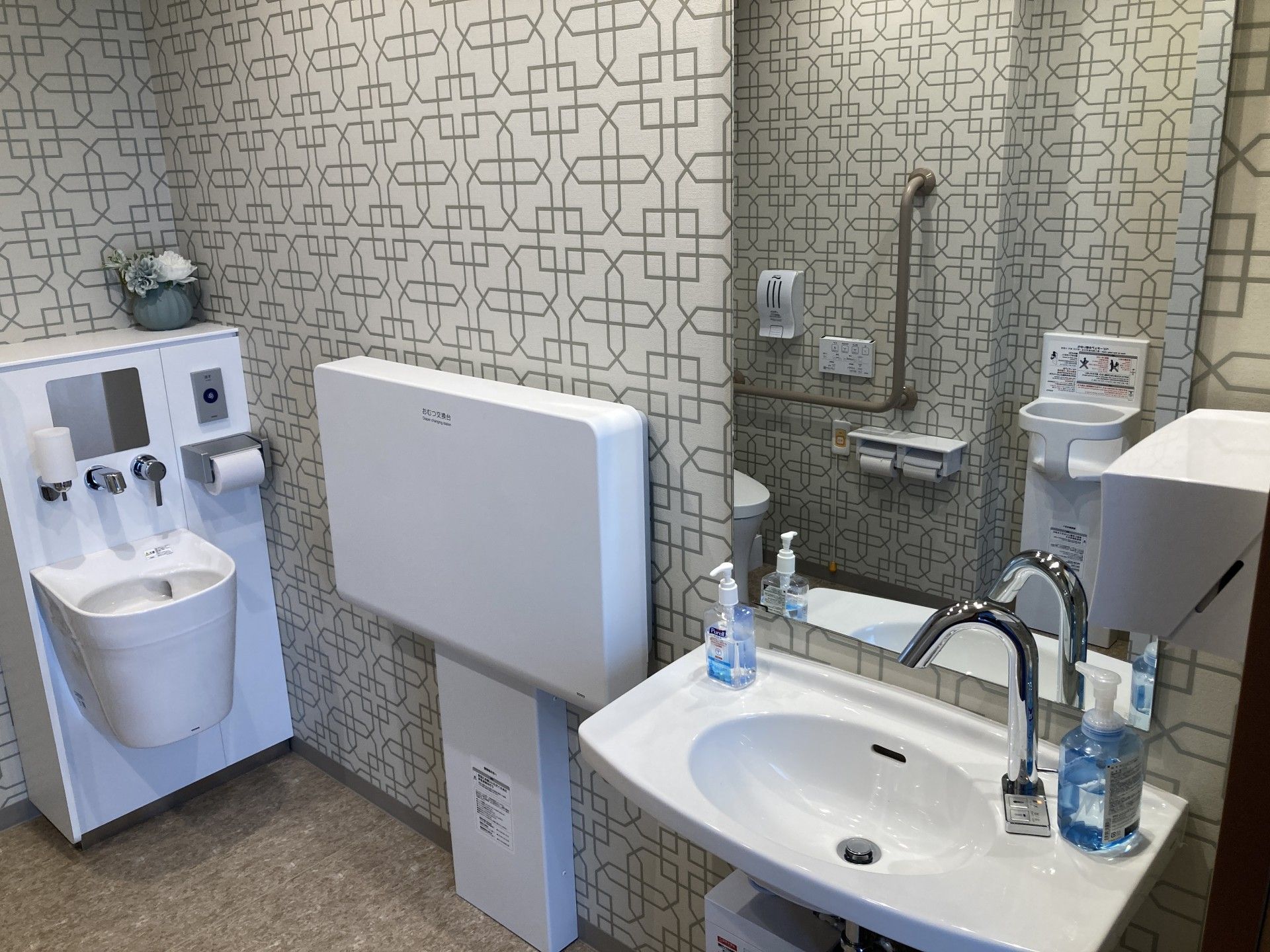 手洗い場とトイレの設備