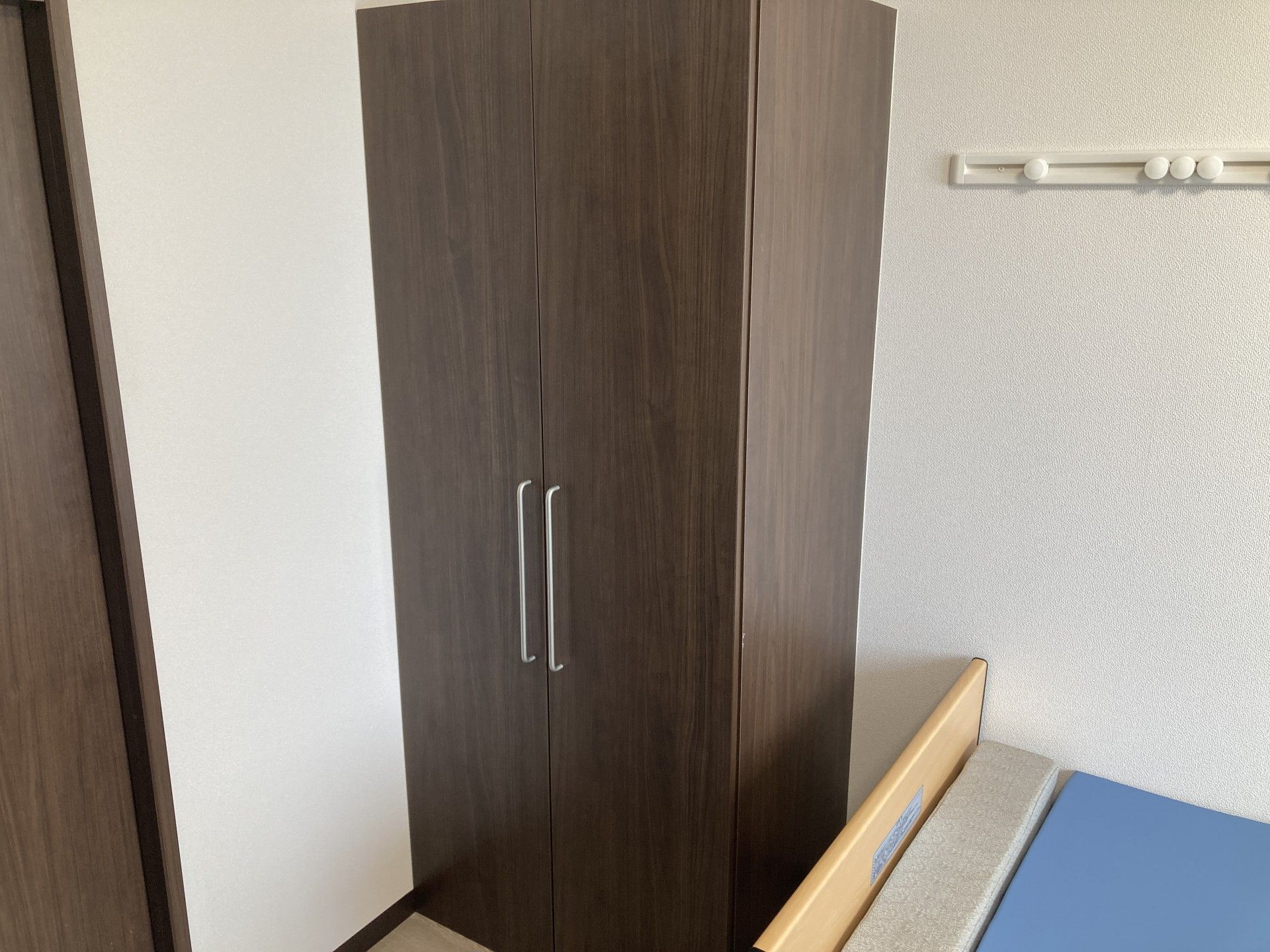 収納とベッドの一角