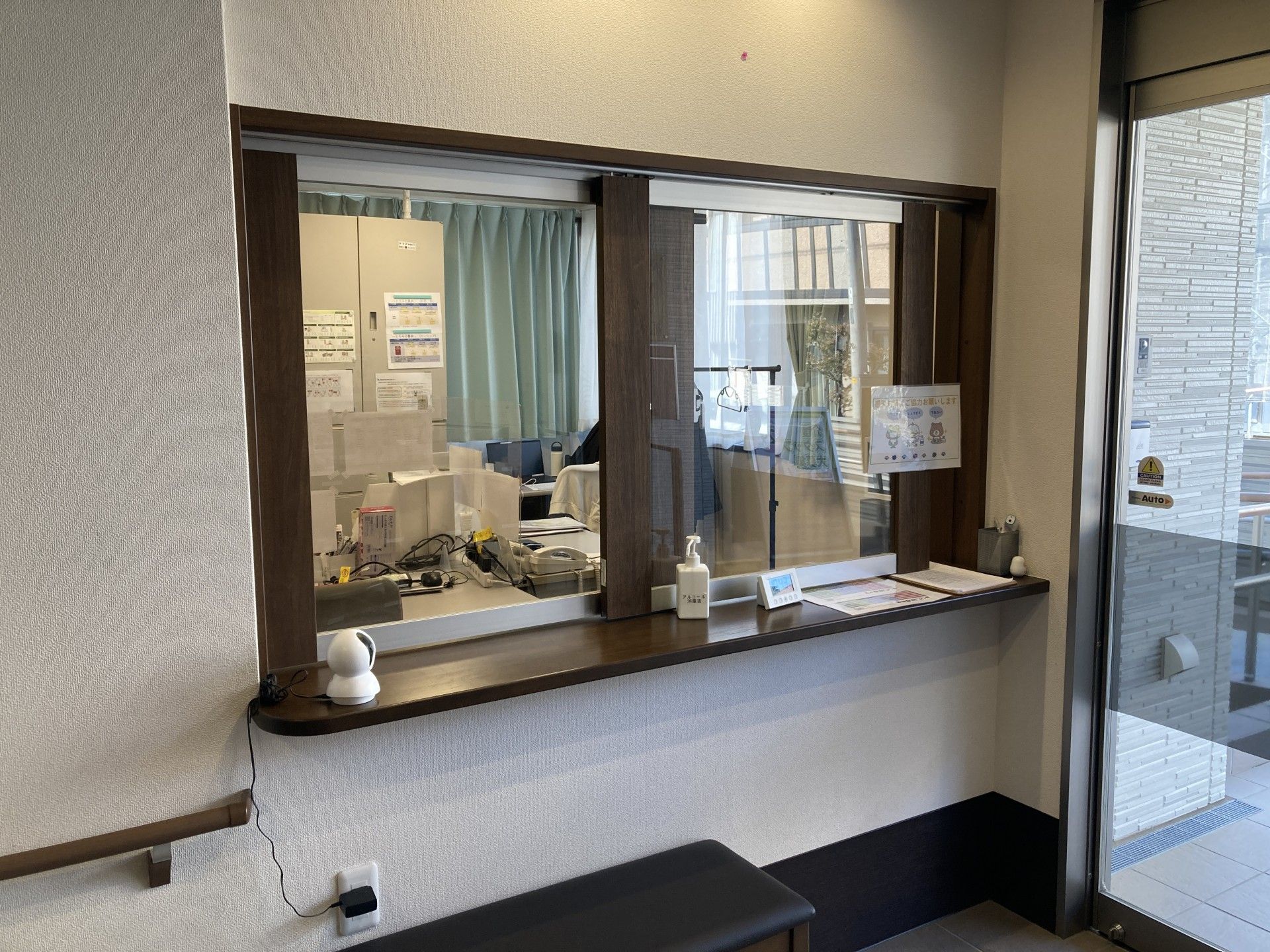 仲良く食事をしている高齢の男性と女性