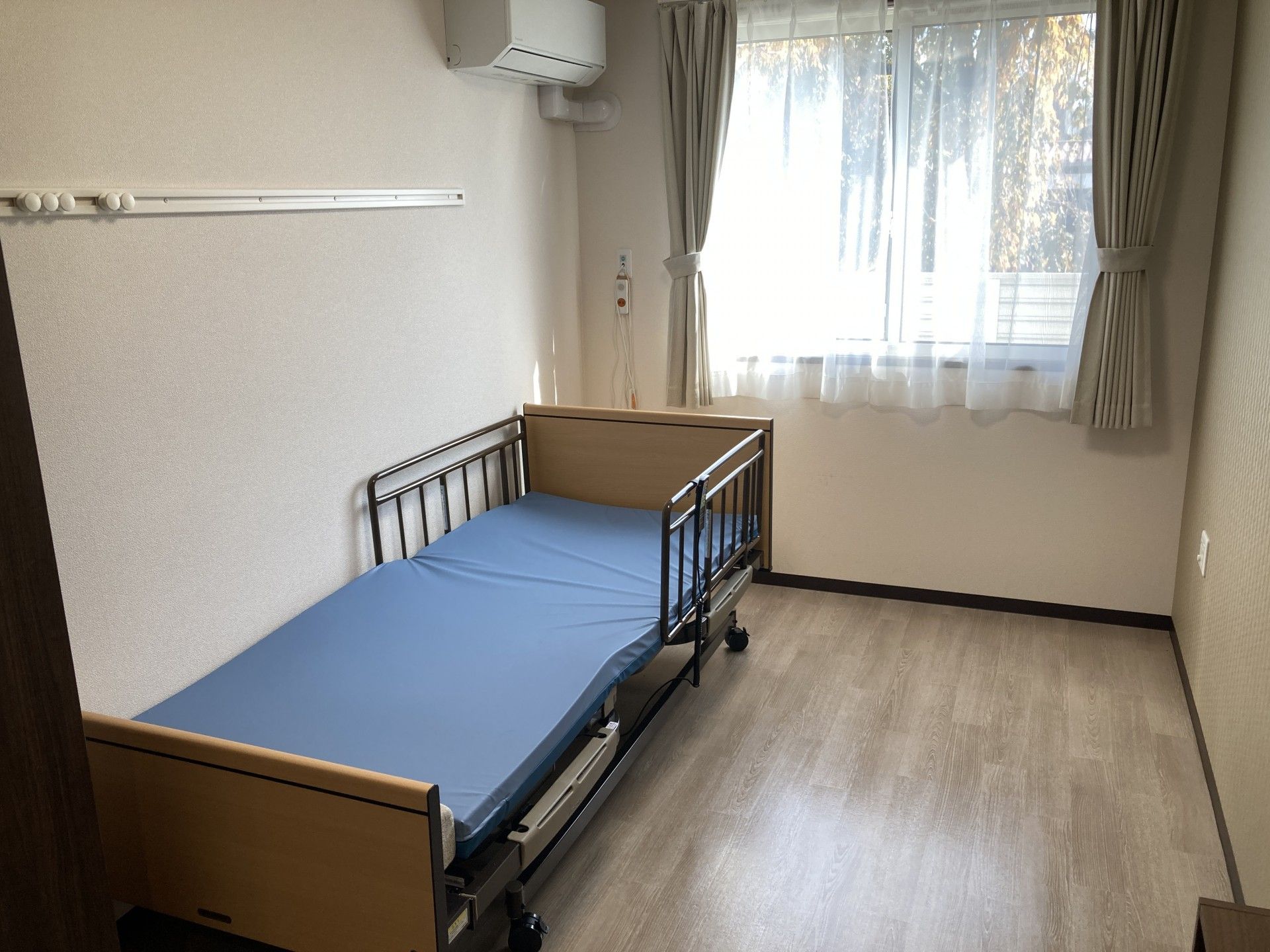 シンプルな個室のベッド