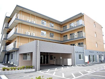三階建ての建物外観