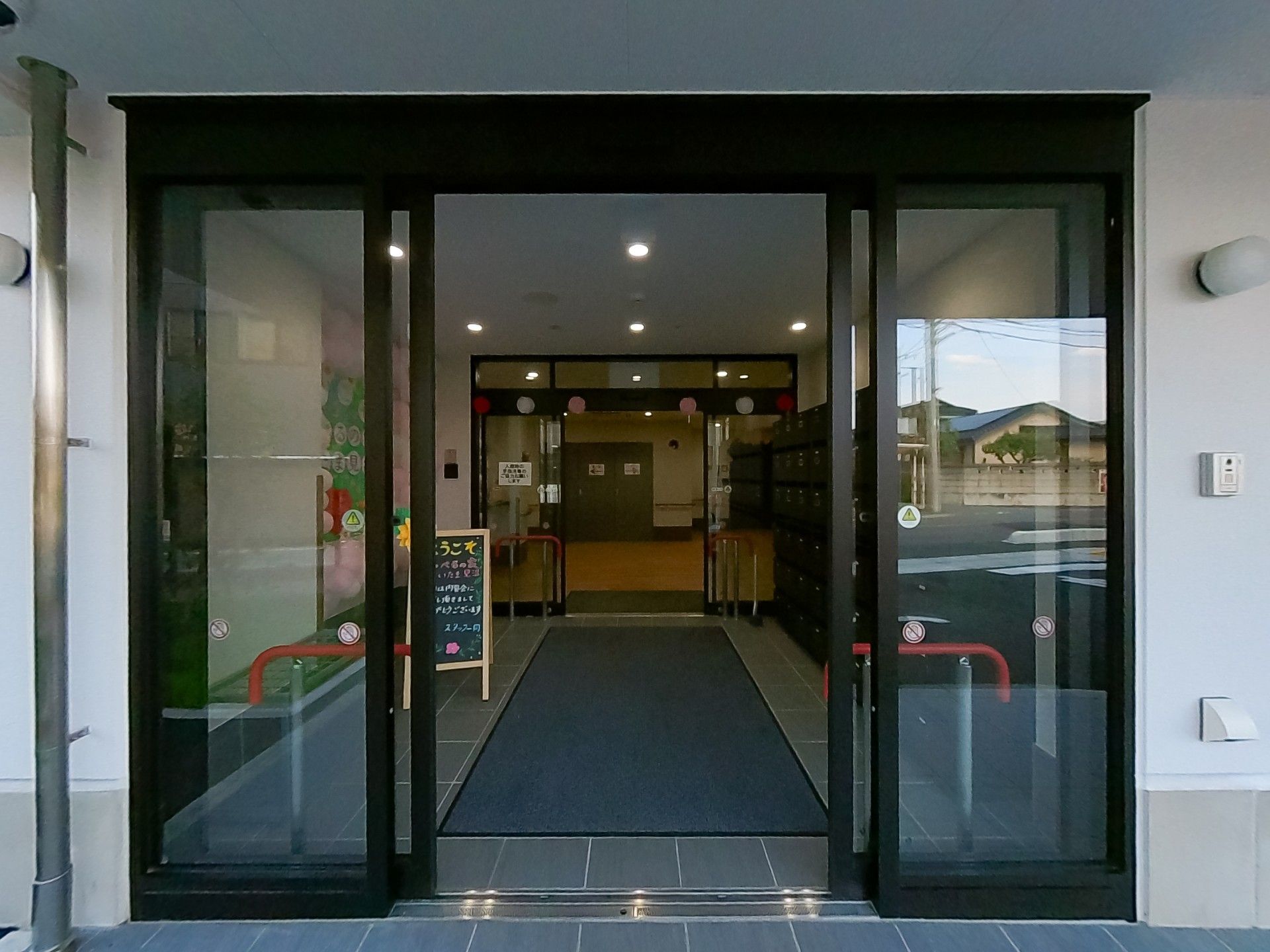 入り口の開放的な施設