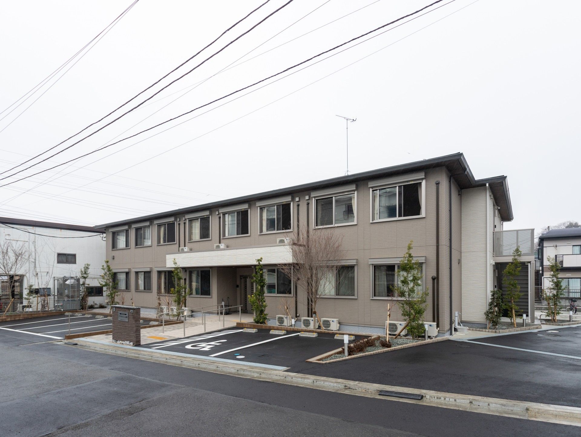駐車場のある建物外観
