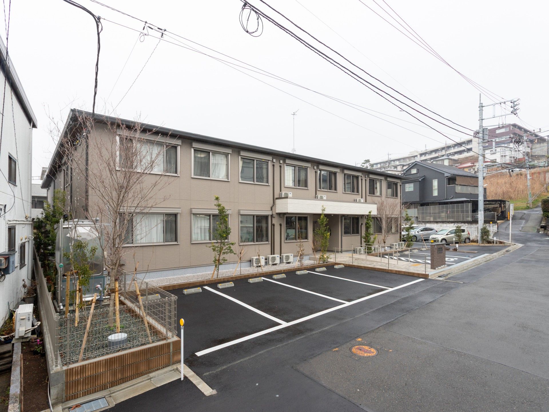 駐車場のある建物外観