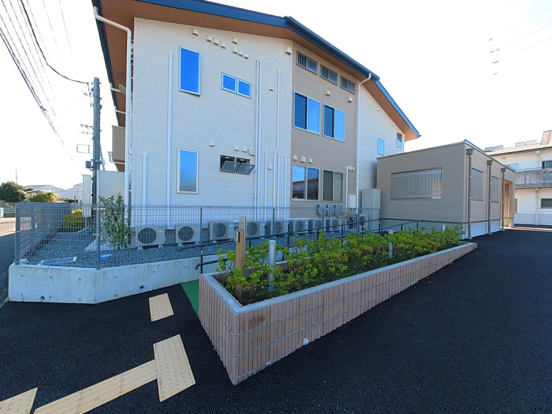 明るく広々とした施設外観