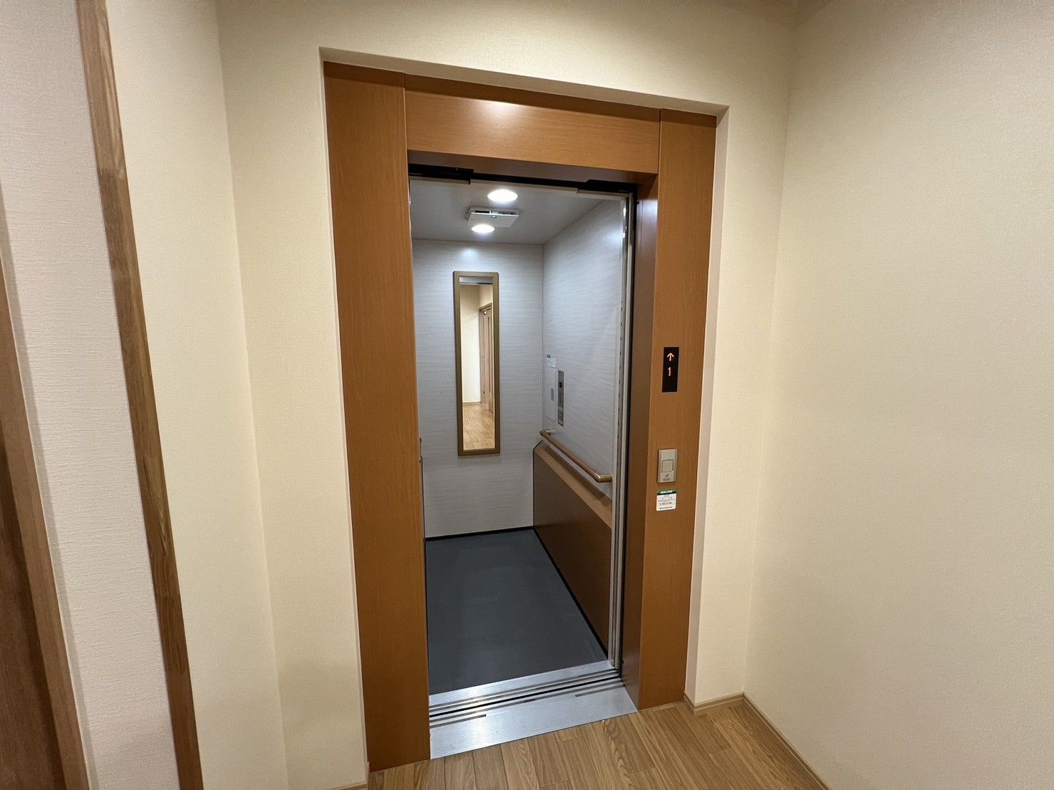 明るい廊下の自動ドア