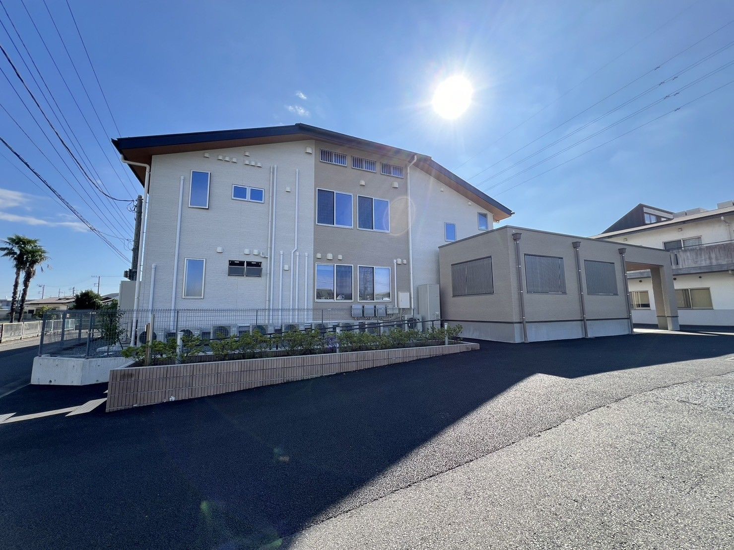 日差しの明るい施設外観