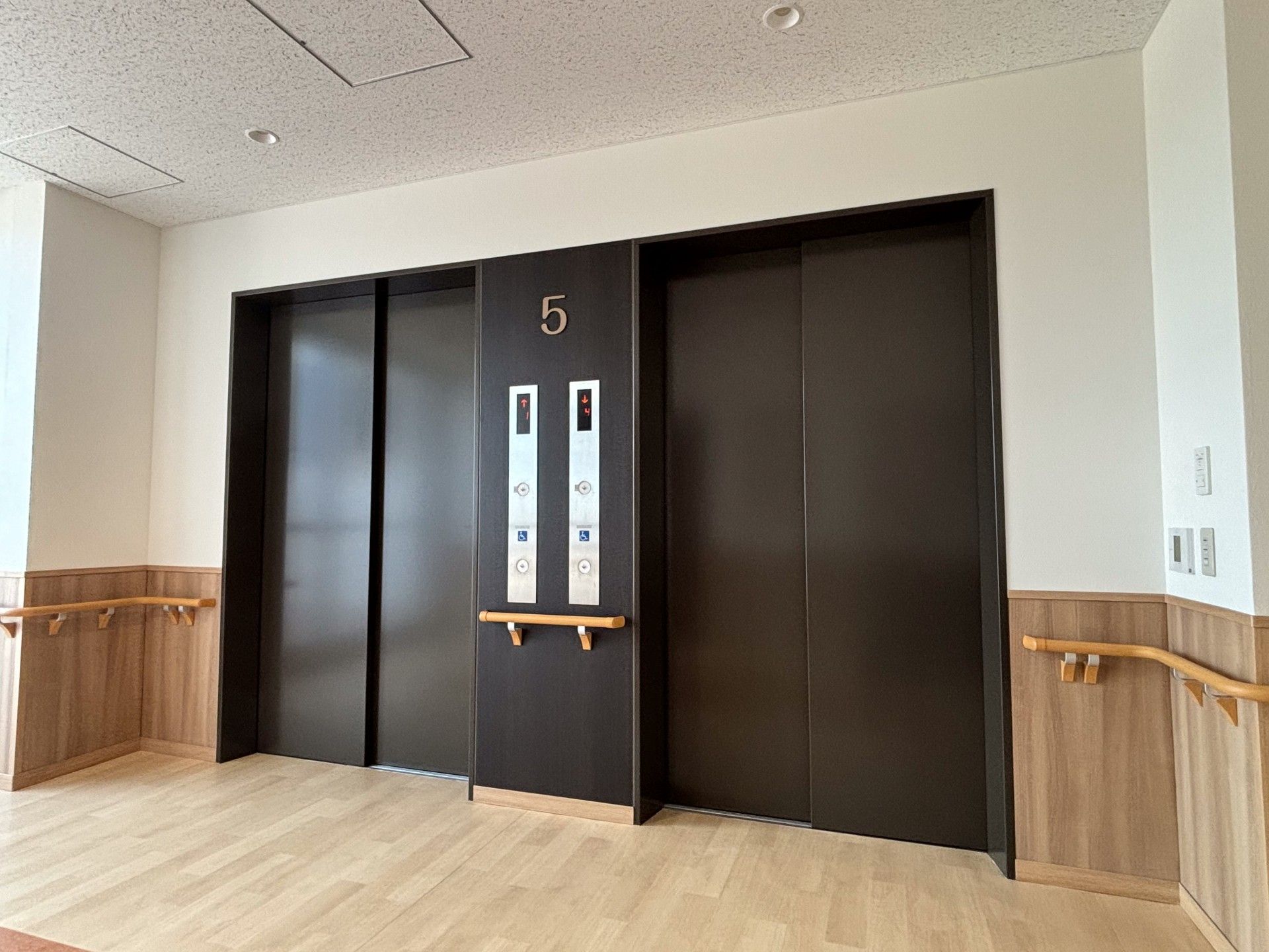 手すり付きエレベーターホール
