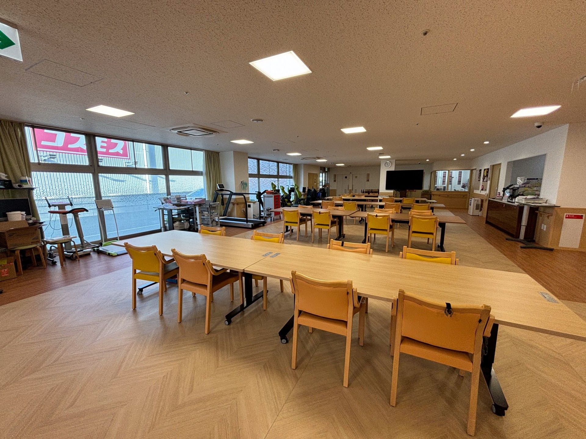 広々とした共有ダイニング