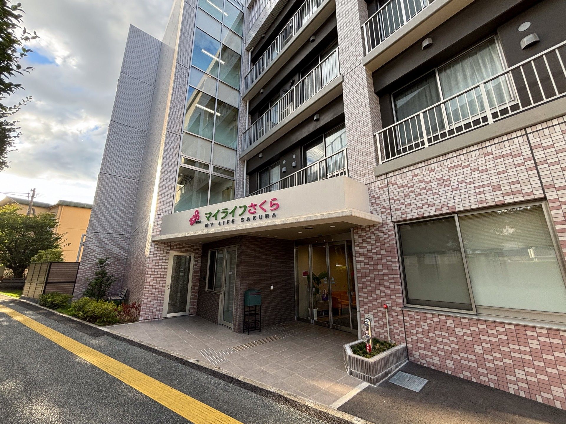 入り口が広い建物の外観