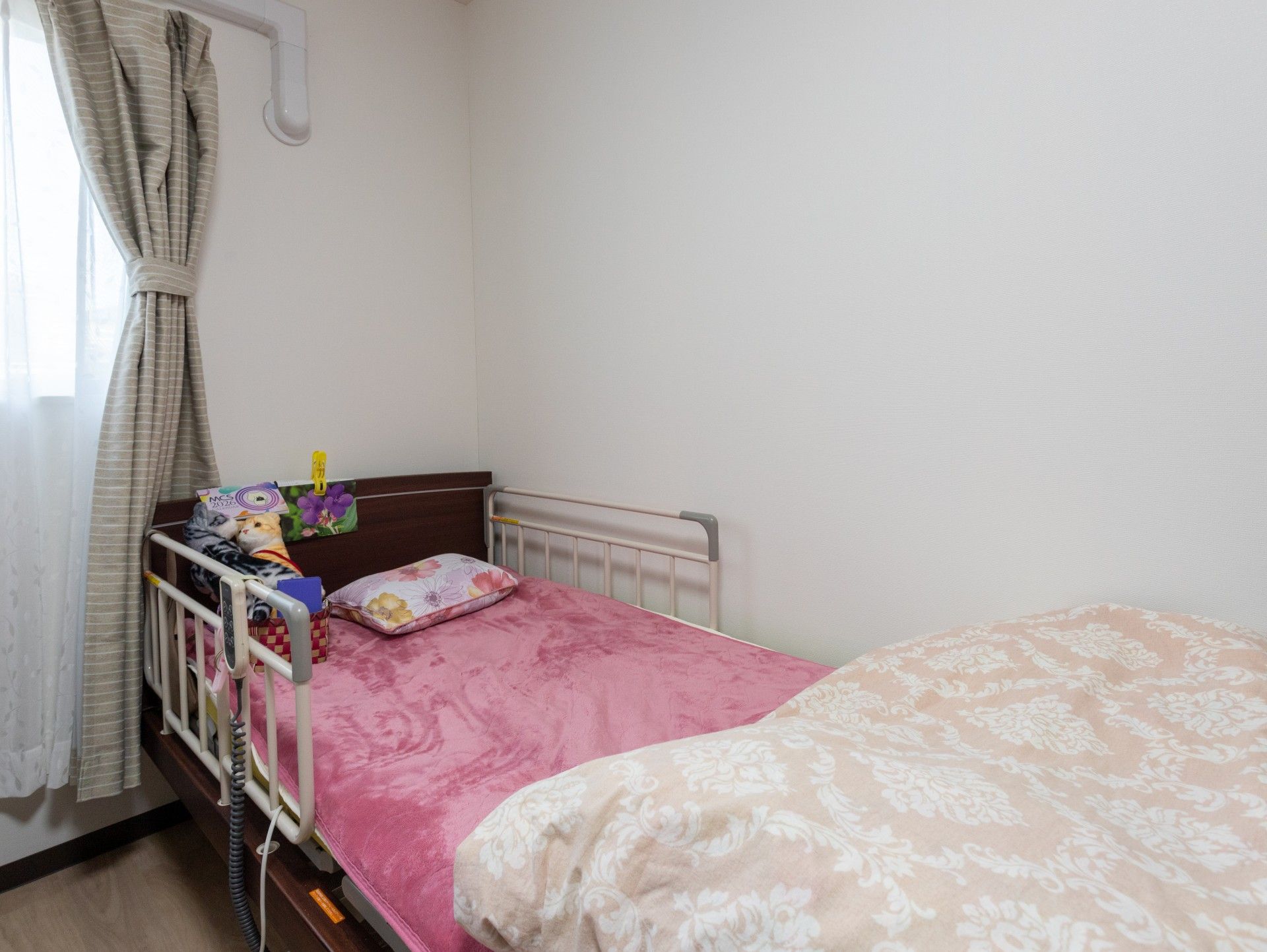 落ち着いた雰囲気の寝室