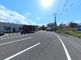 広々とした駐車場の外観
