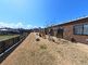 広々とした庭のある建物外観