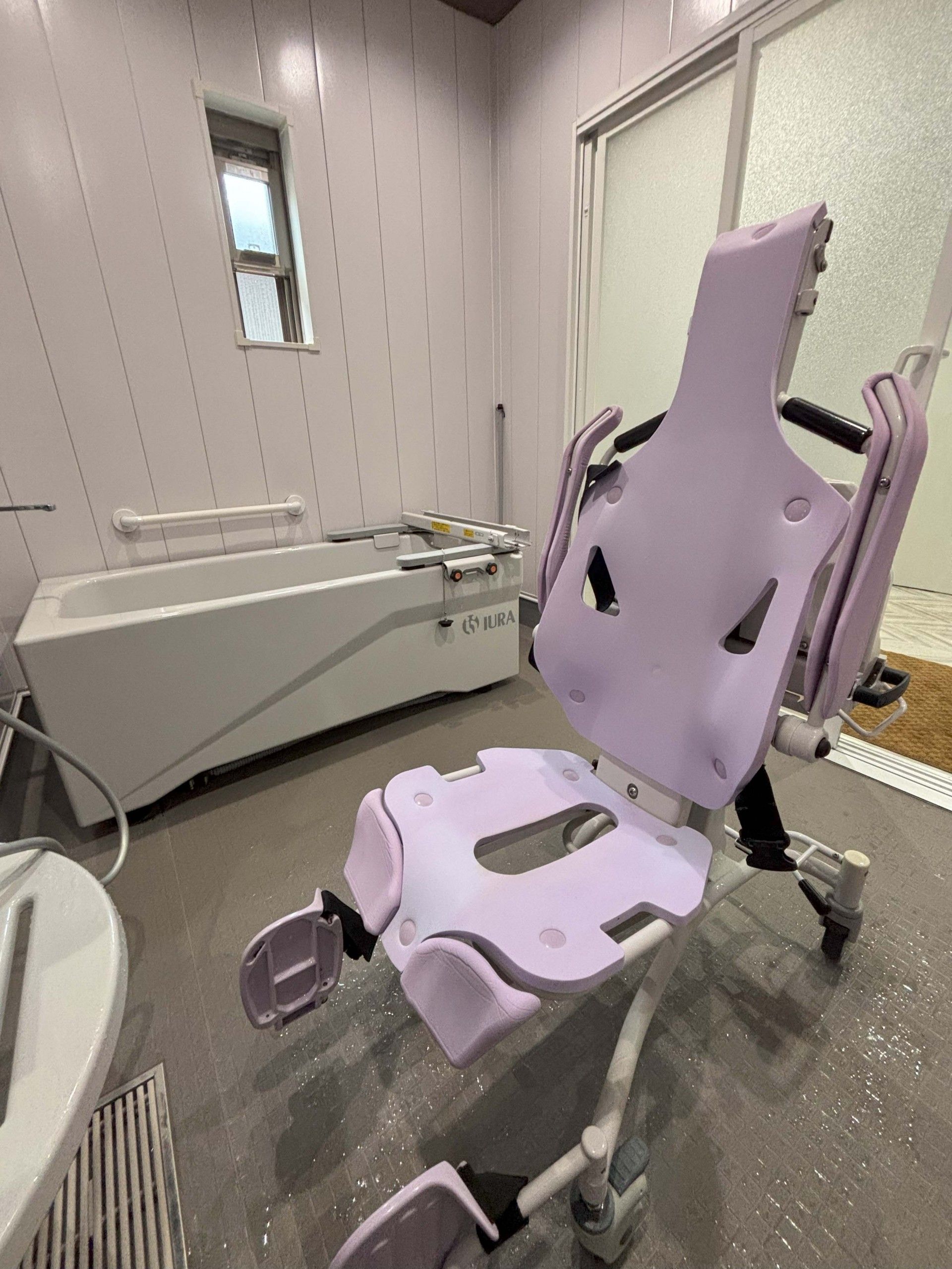 入浴用チェアと浴槽