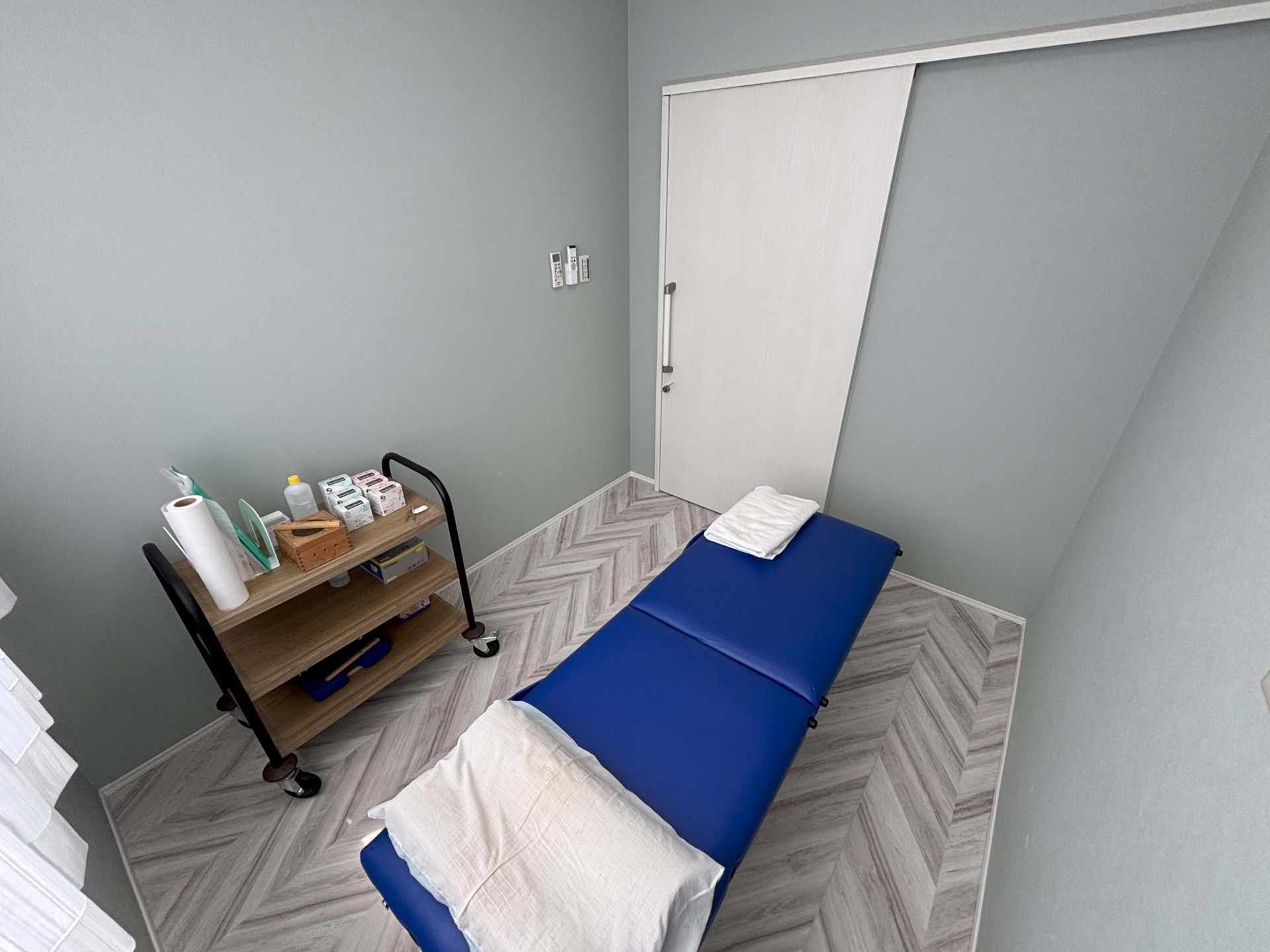 施術用ベッドのある部屋