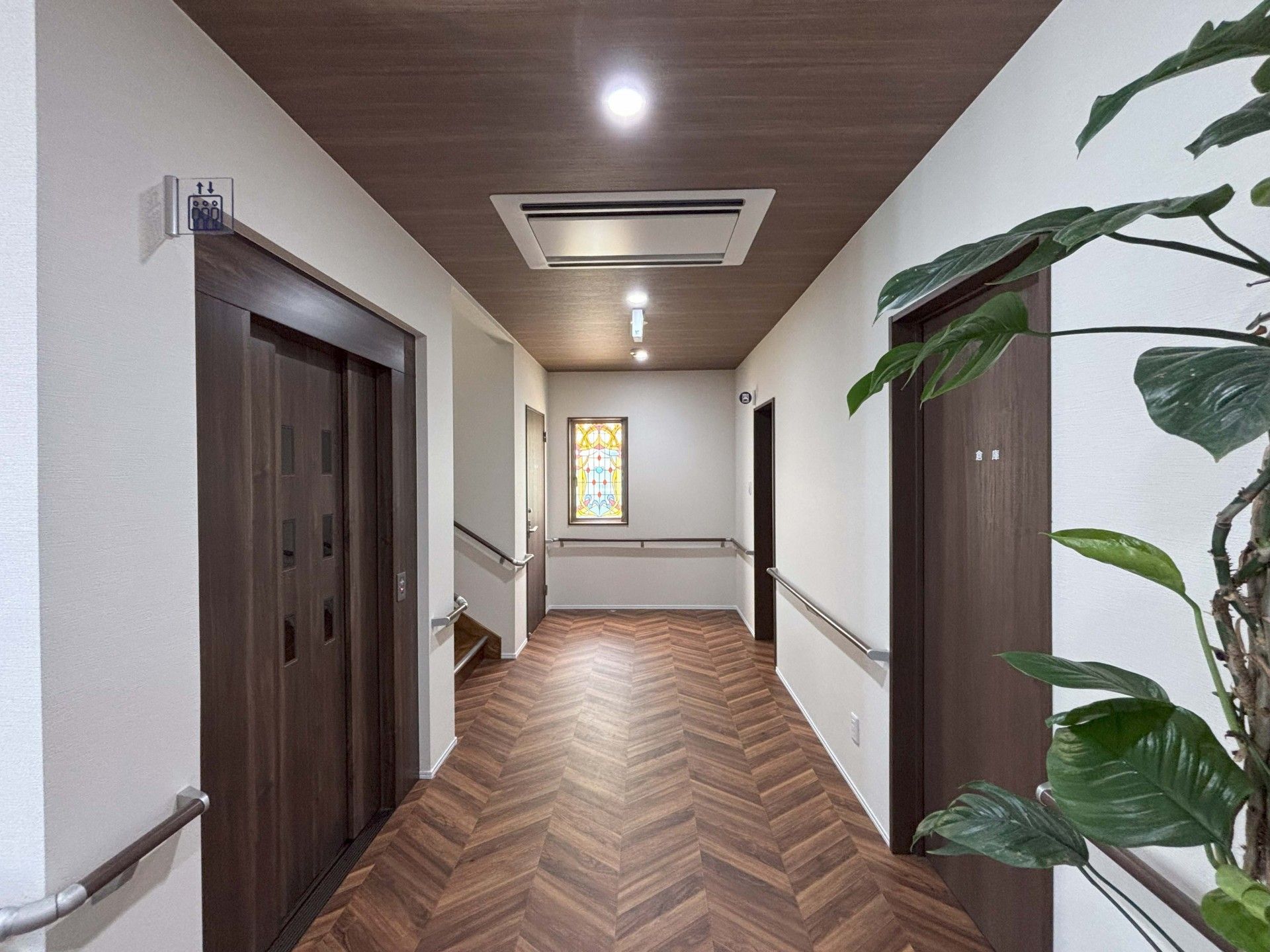 落ち着いた雰囲気の廊下
