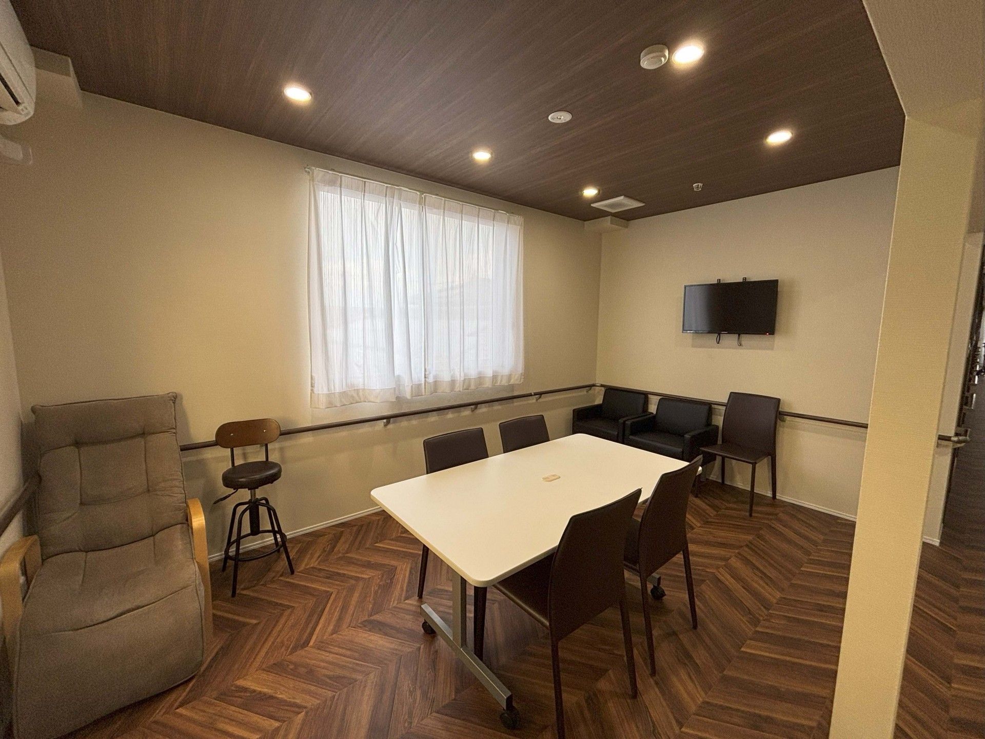 落ち着いた雰囲気の部屋