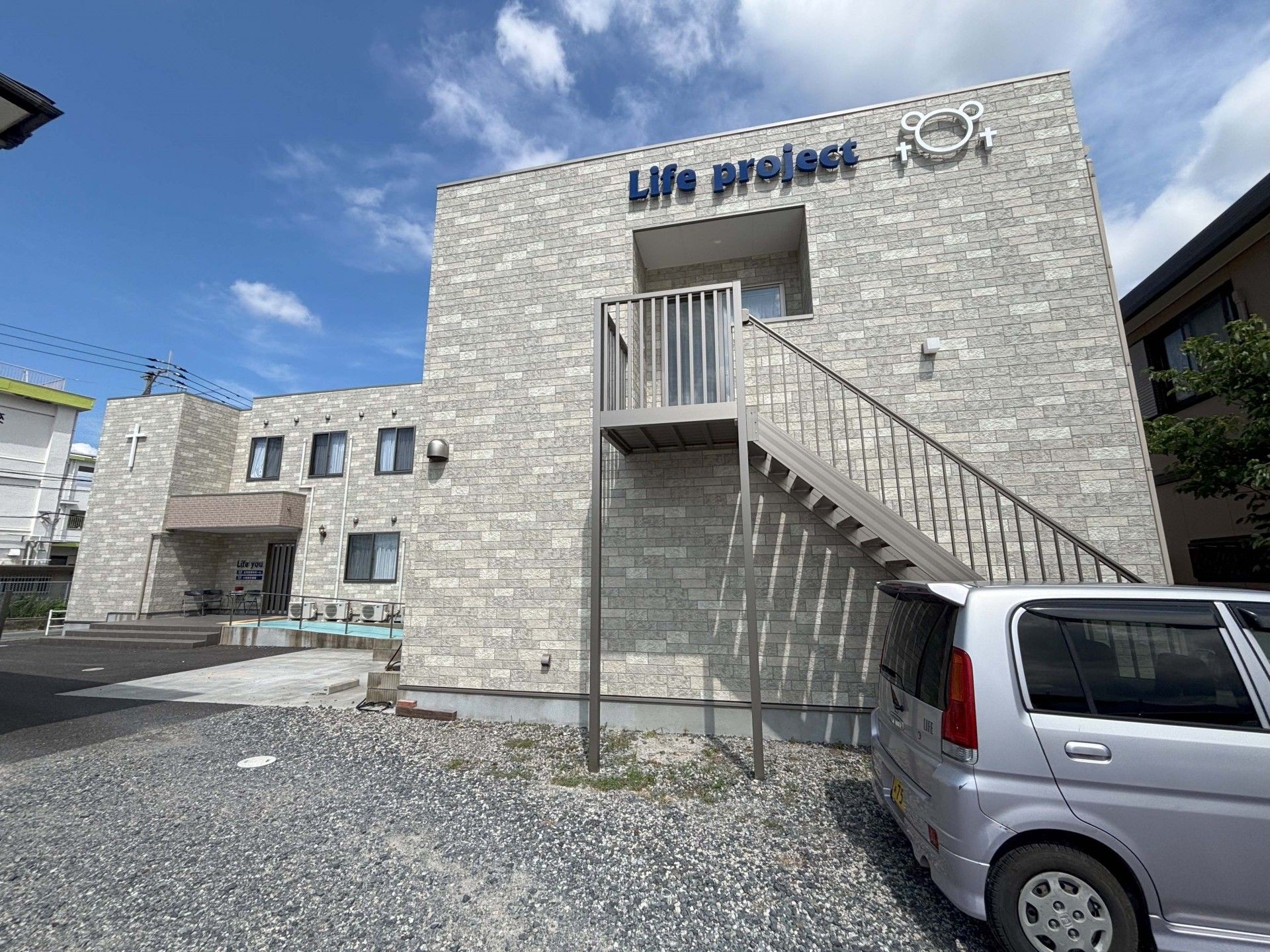 外観の建物と駐車場