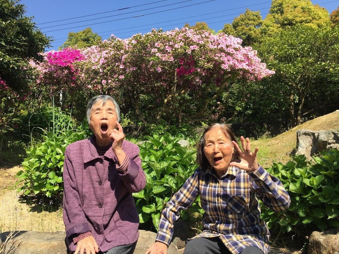 笑顔の女性たちと庭